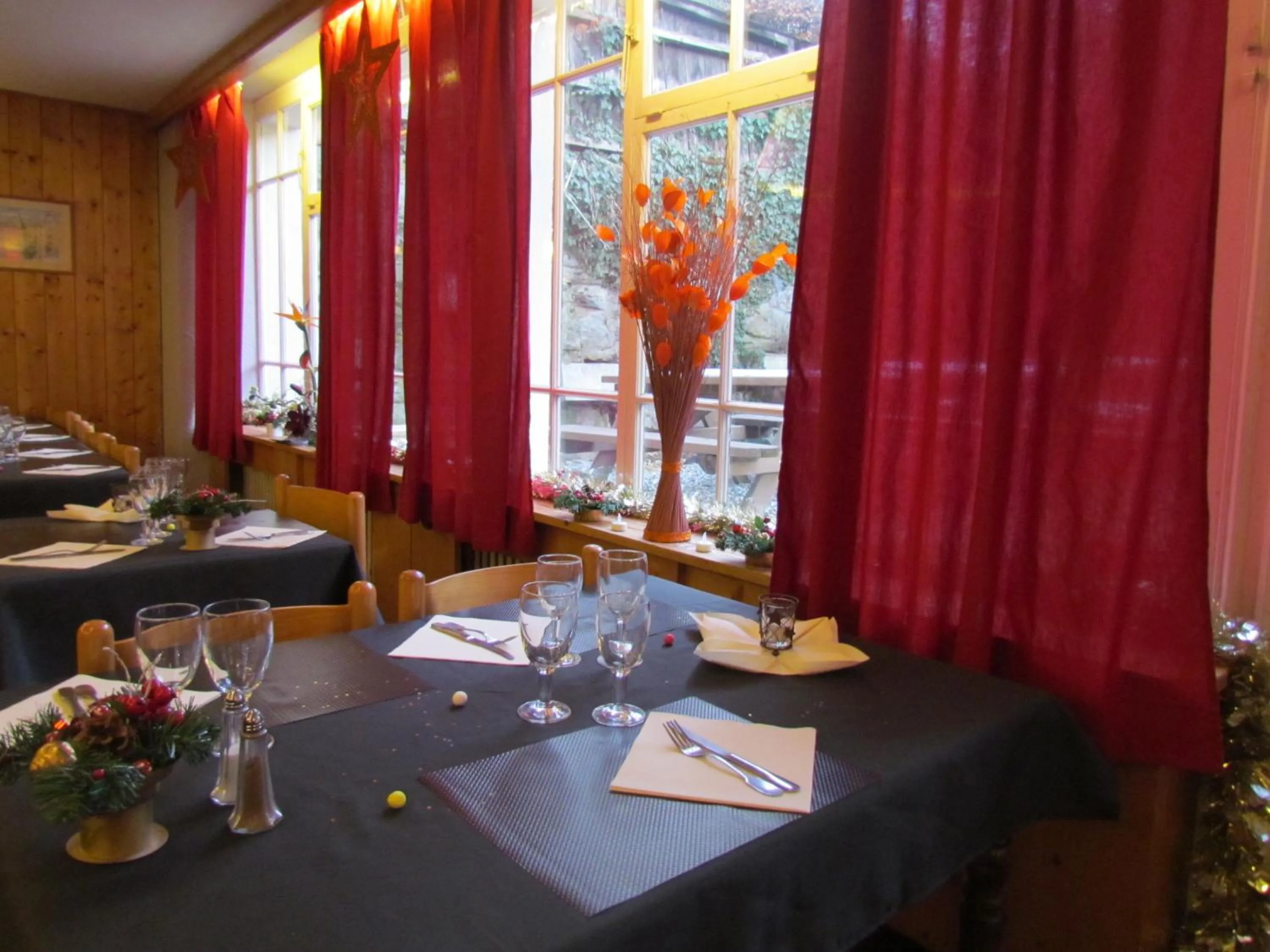 Restaurant/places to eat in Hotel Val Joly
