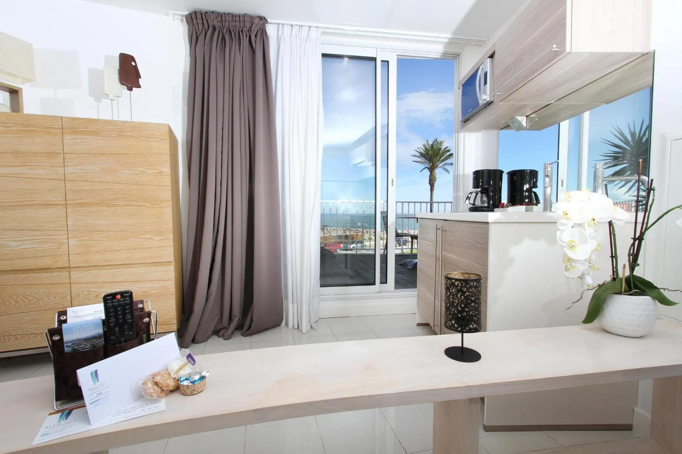 Coffee/tea facilities in Bleu Mer Duplex & Suites