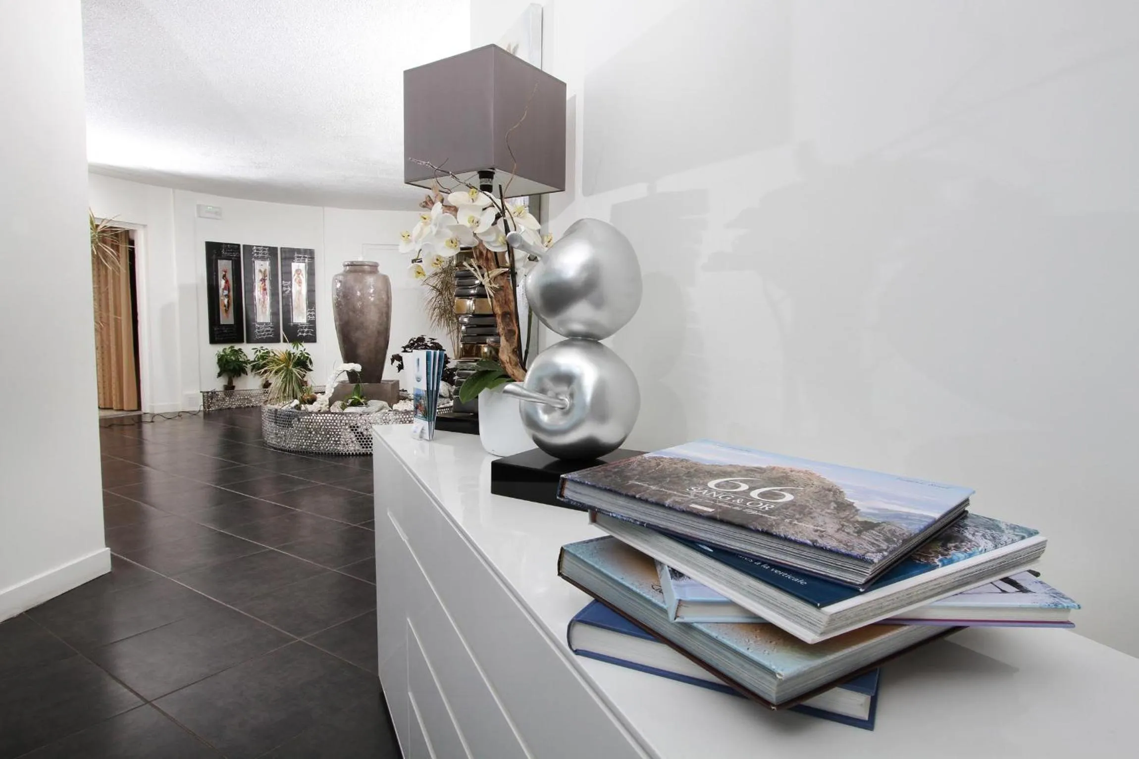 Communal lounge/ TV room in Bleu Mer Duplex & Suites