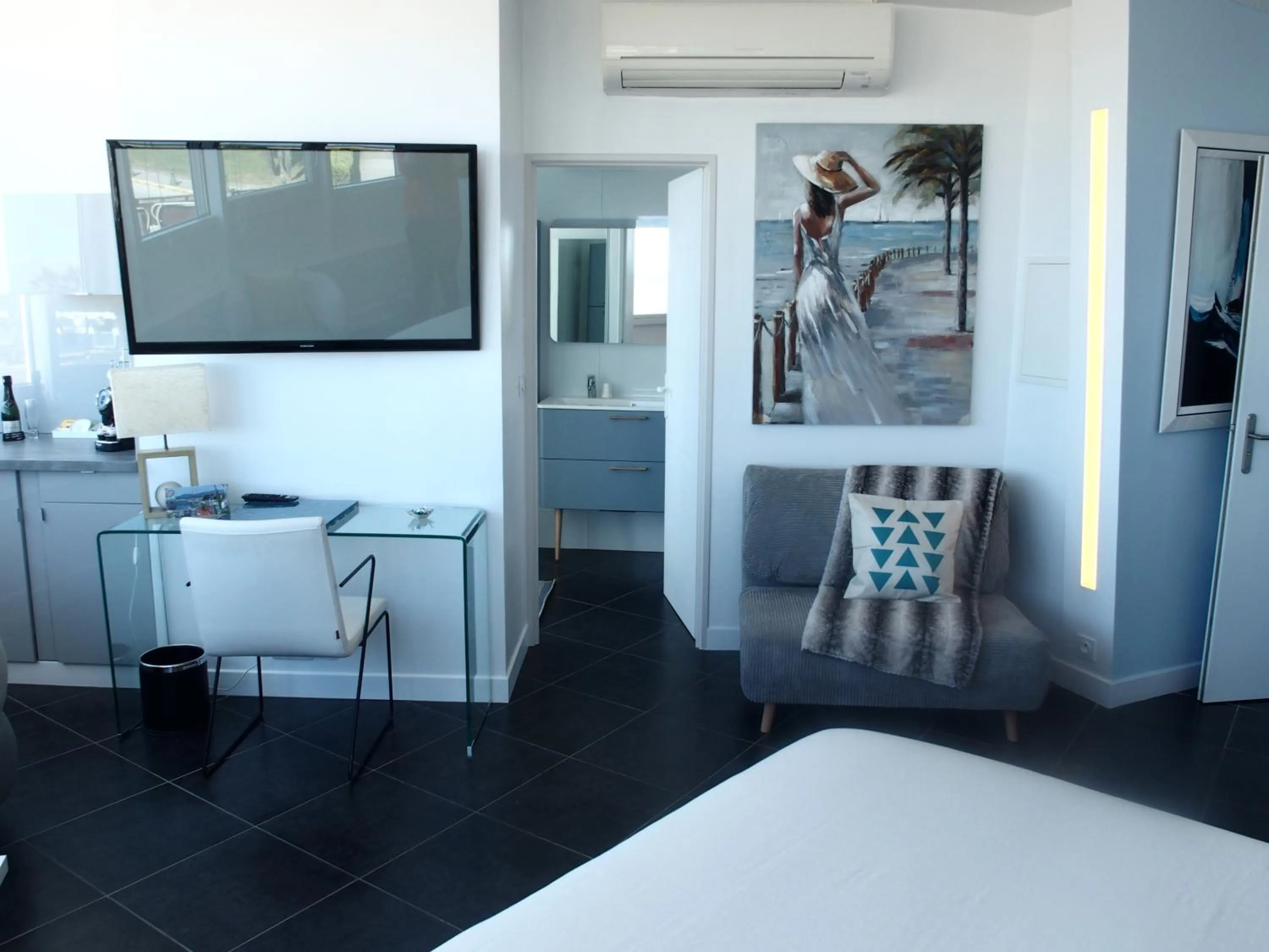 TV and multimedia, Bed in Bleu Mer Duplex & Suites
