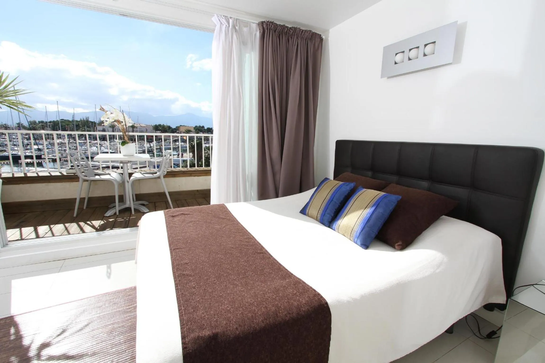 Balcony/Terrace, Bed in Bleu Mer Duplex & Suites