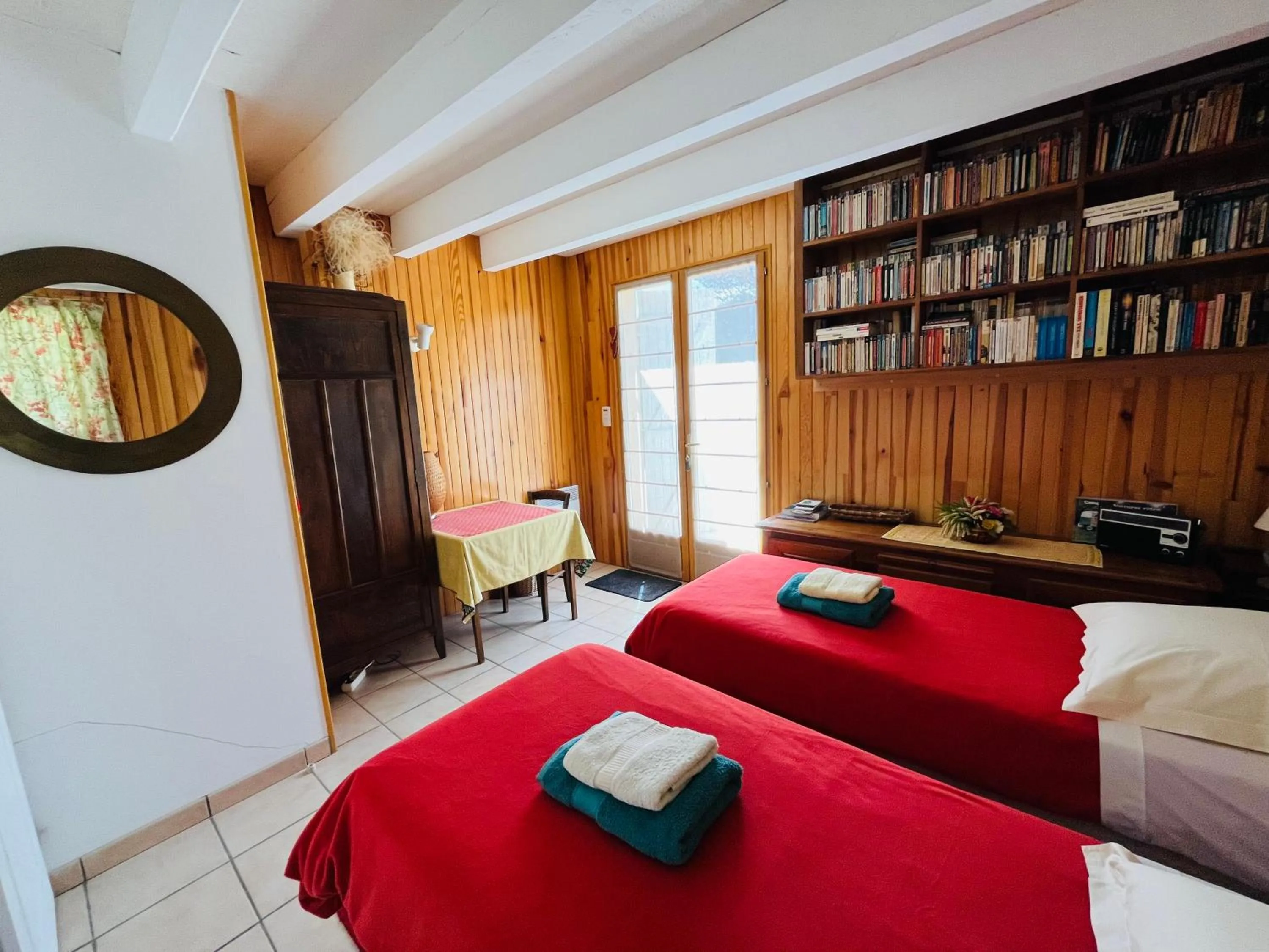 Bedroom, Bed in L'Atelier de Maia