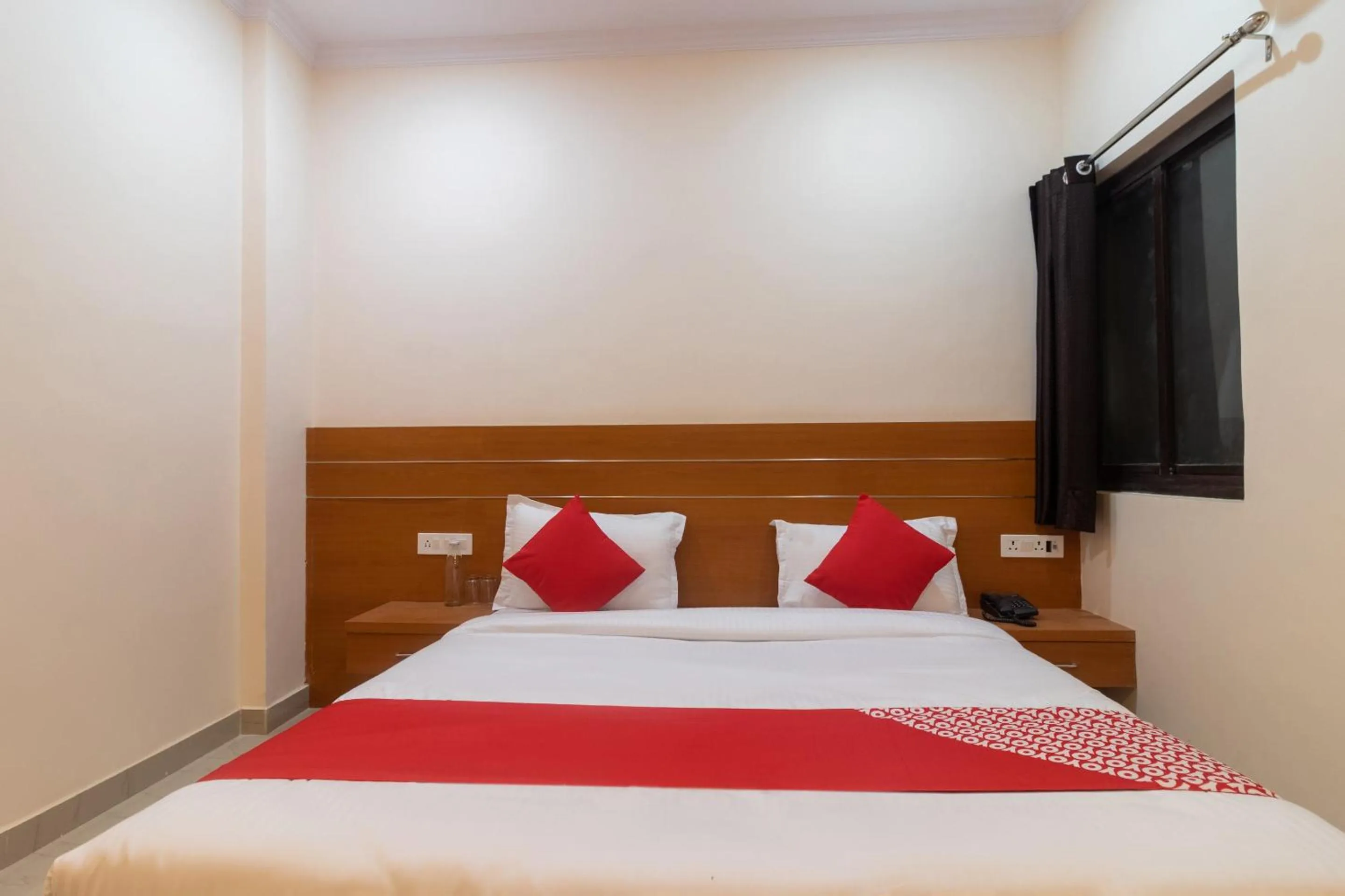 Bedroom, Bed in Hotel O 74351 LCK603-MOCA