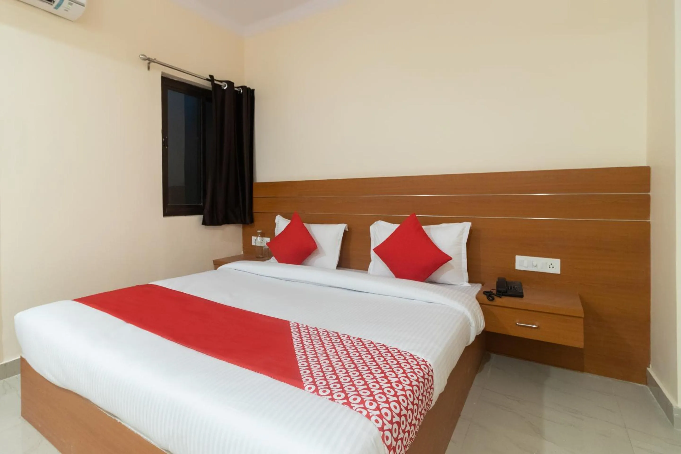 Bedroom, Bed in Hotel O 74351 LCK603-MOCA