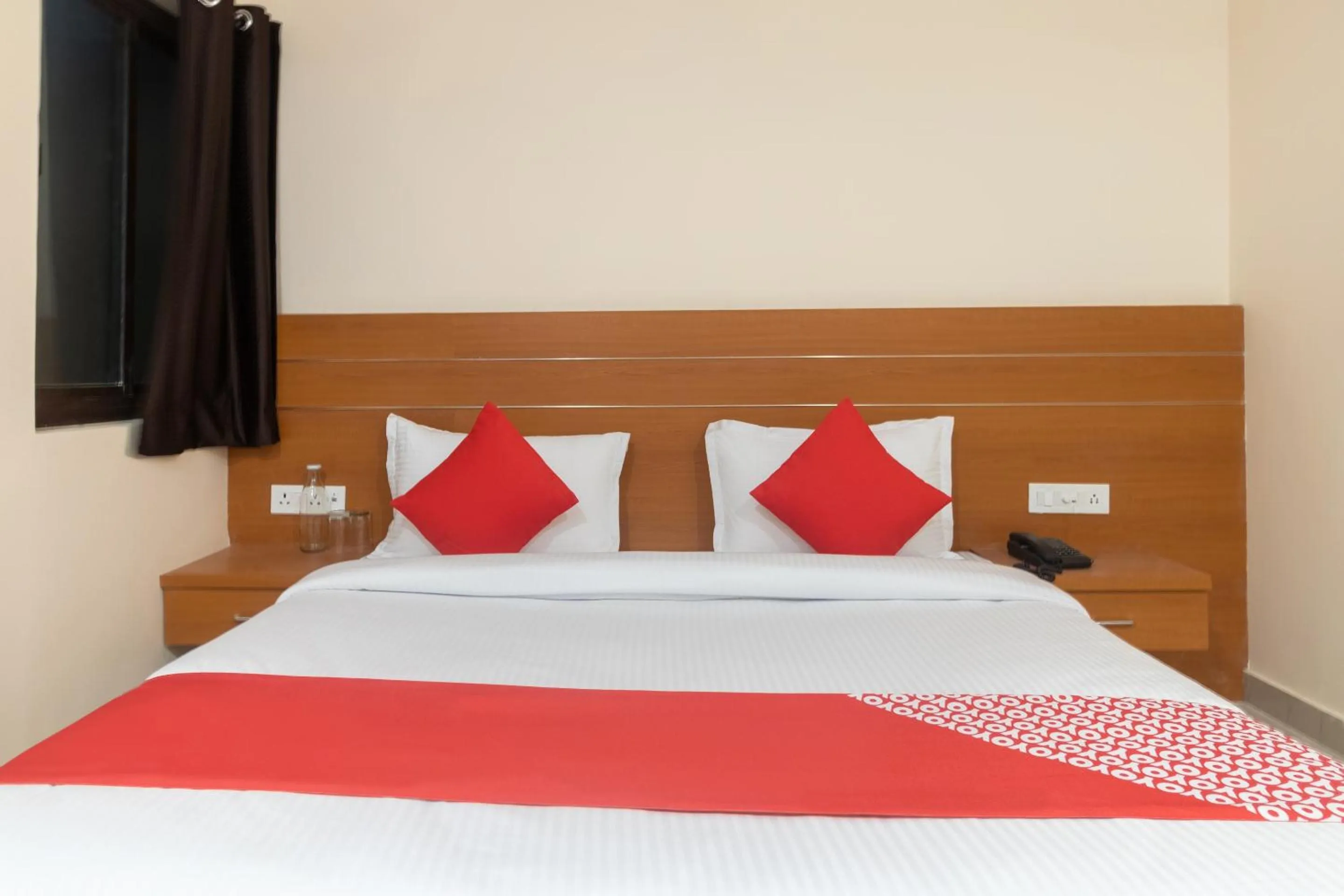 Bedroom, Bed in Hotel O 74351 LCK603-MOCA