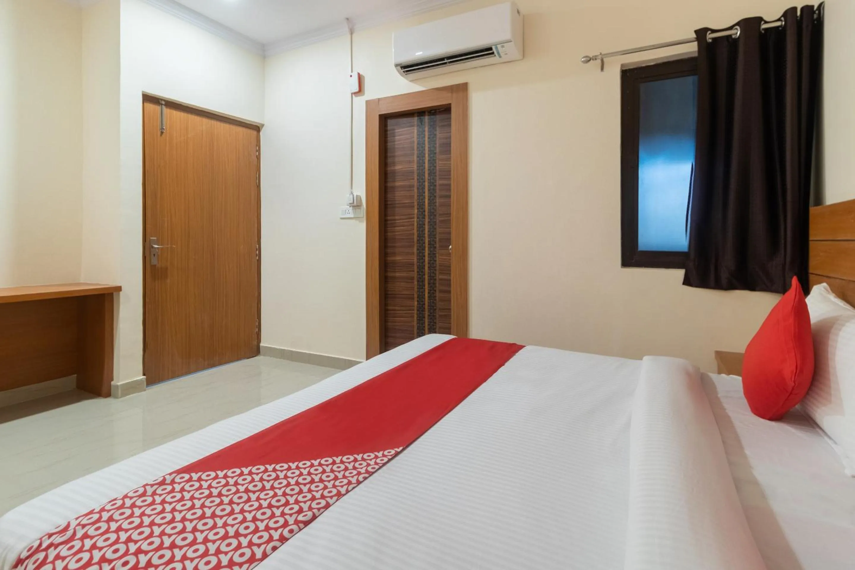 Bedroom, Bed in Hotel O 74351 LCK603-MOCA