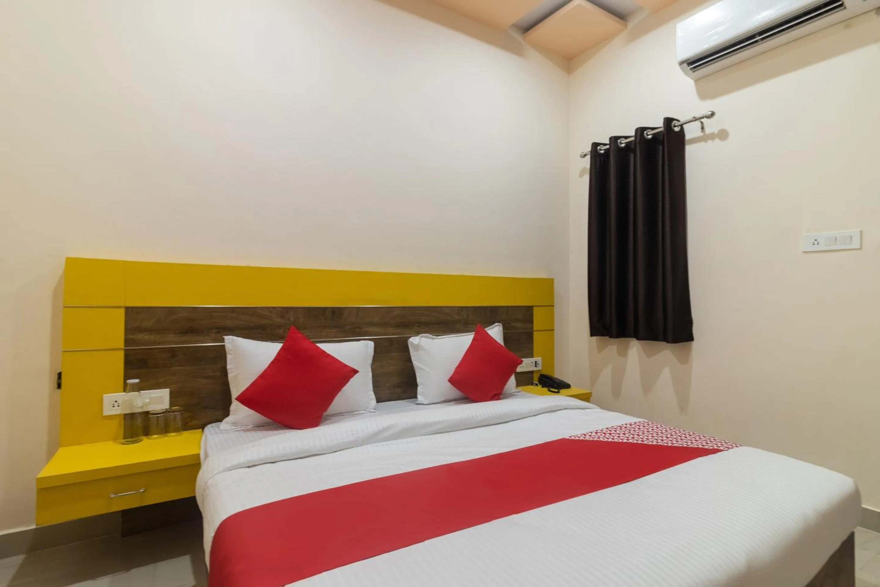 Bedroom, Bed in Hotel O 74351 LCK603-MOCA