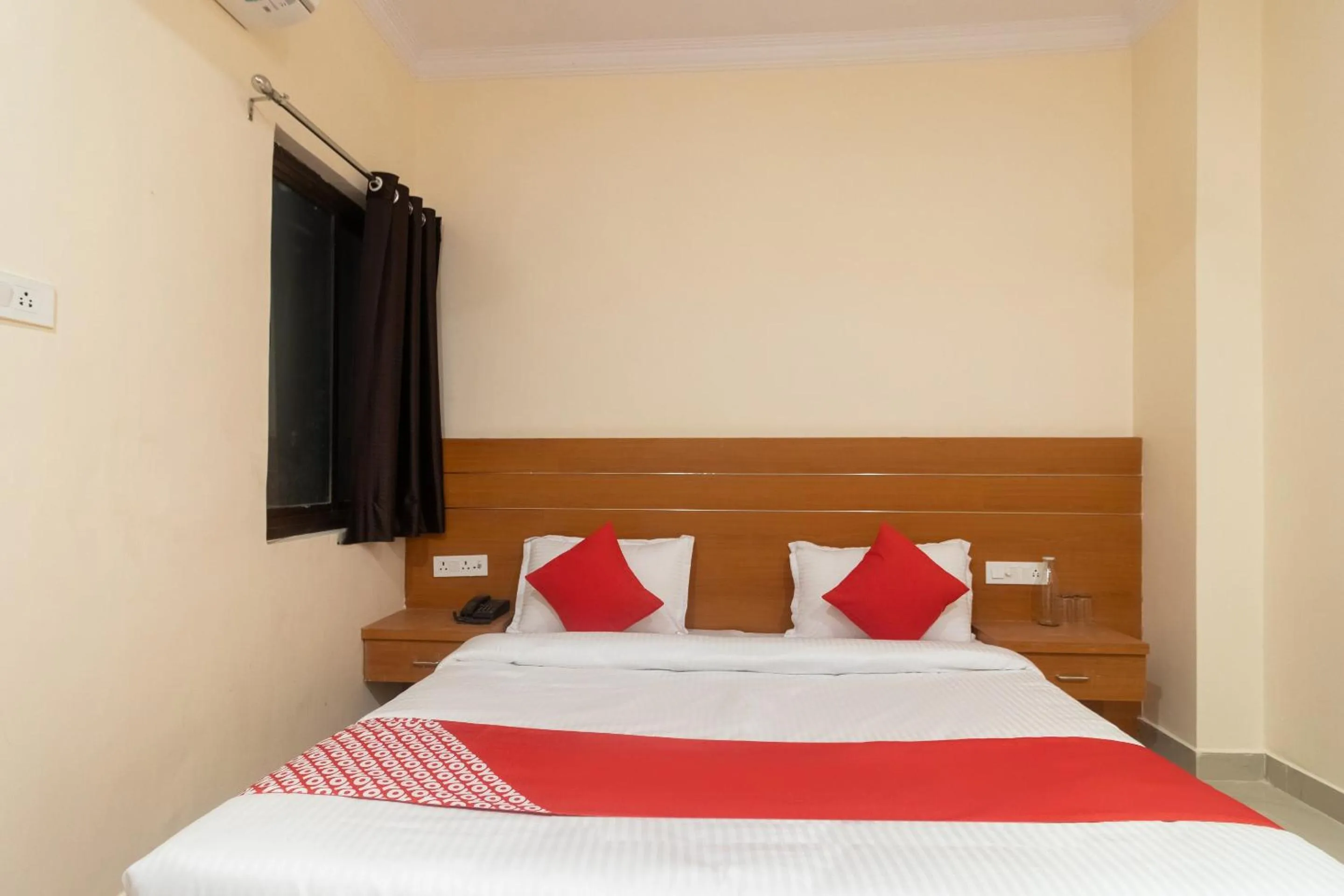 Bedroom, Bed in Hotel O 74351 LCK603-MOCA