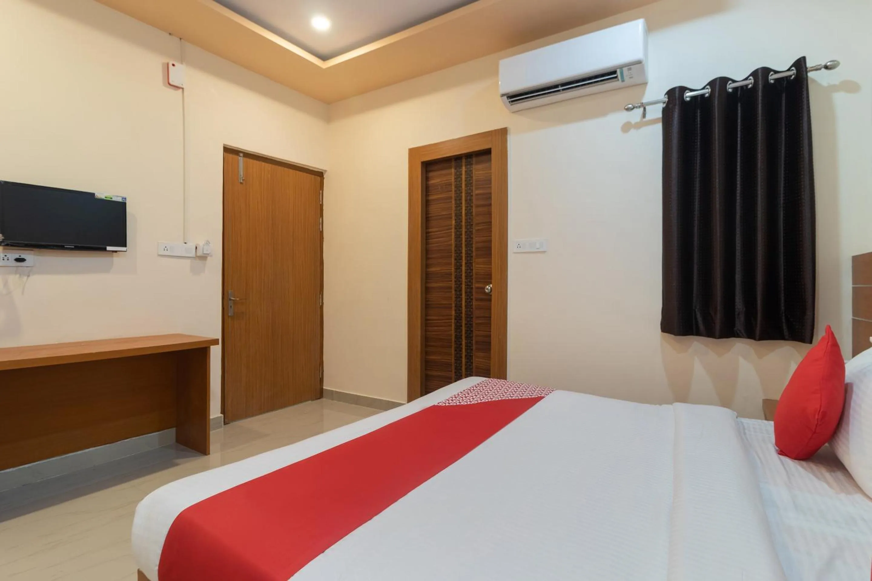 Bedroom, Bed in Hotel O 74351 LCK603-MOCA