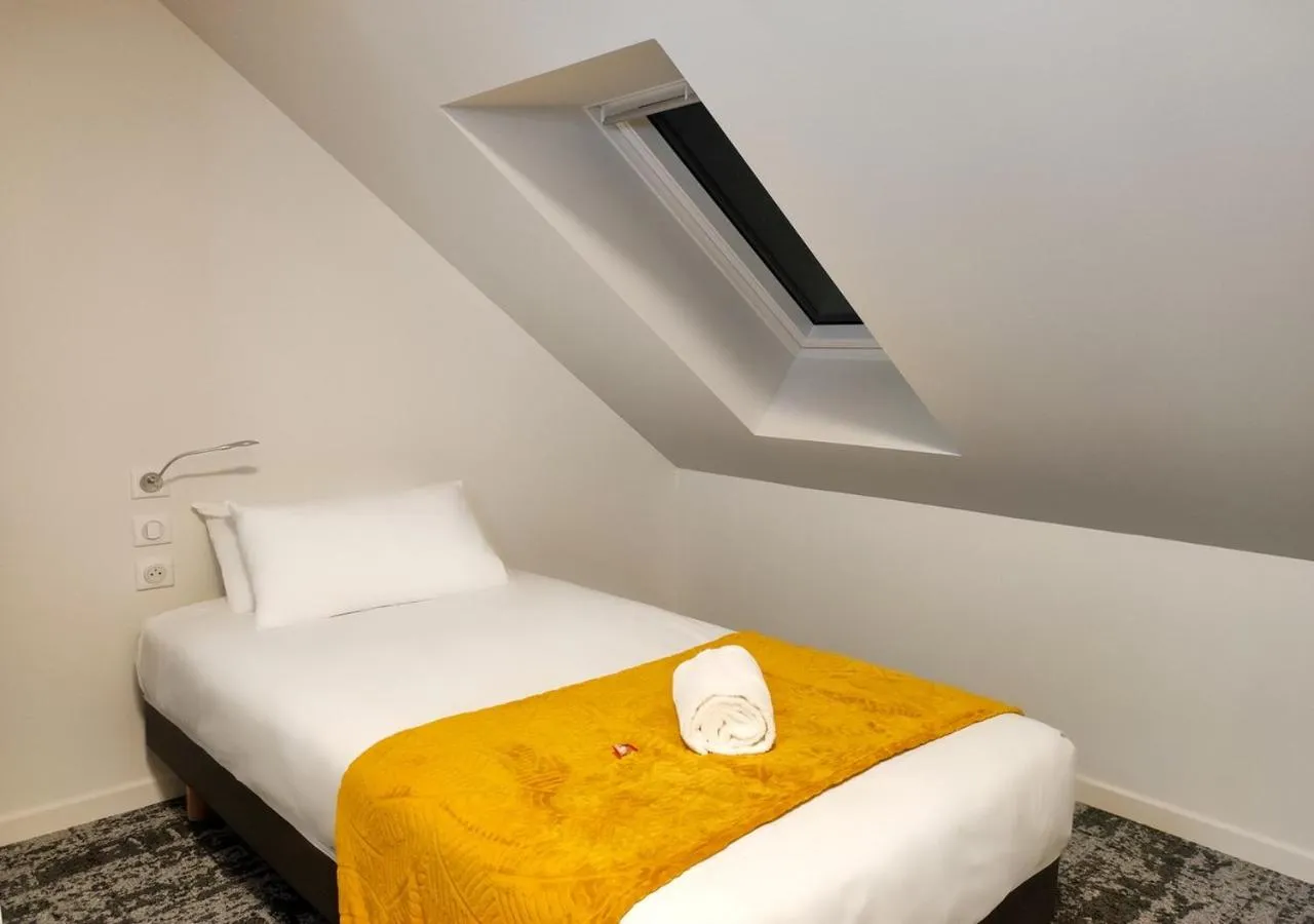 Bedroom, Bed in The Originals City, Hôtel Mulhouse, Ile Napoleon