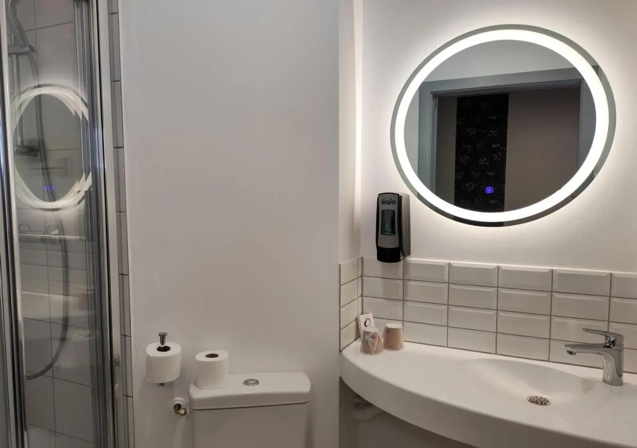 Bathroom in The Originals City, Hôtel Mulhouse, Ile Napoleon