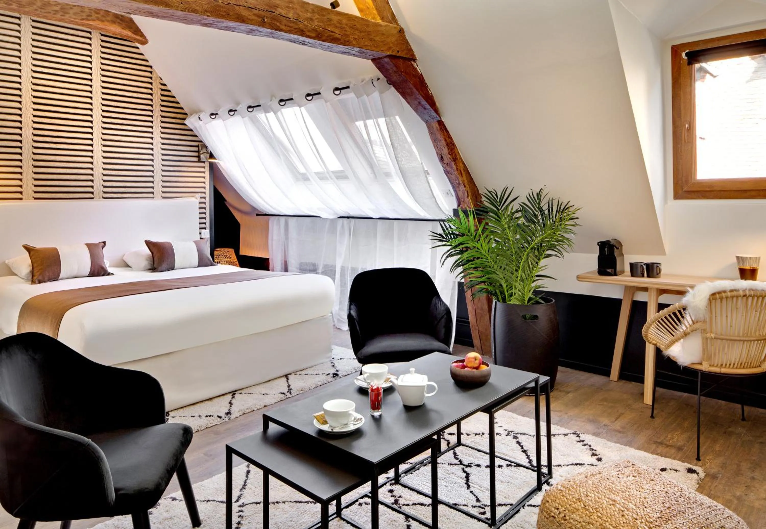 Photo of the whole room, Bed in Hôtel des Ducs