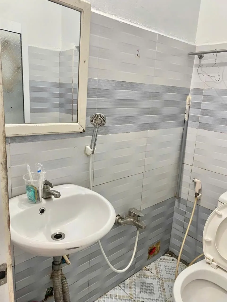 Shower in Sugar Motel