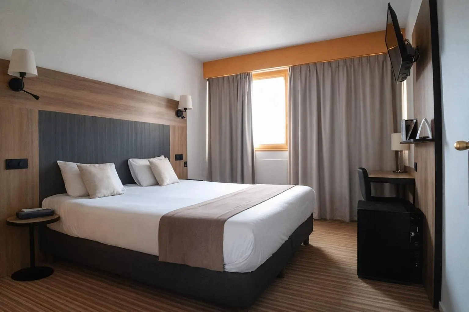 Photo of the whole room, Bed in The Originals City, Hôtel Napoléon, La Roche-sur-Yon