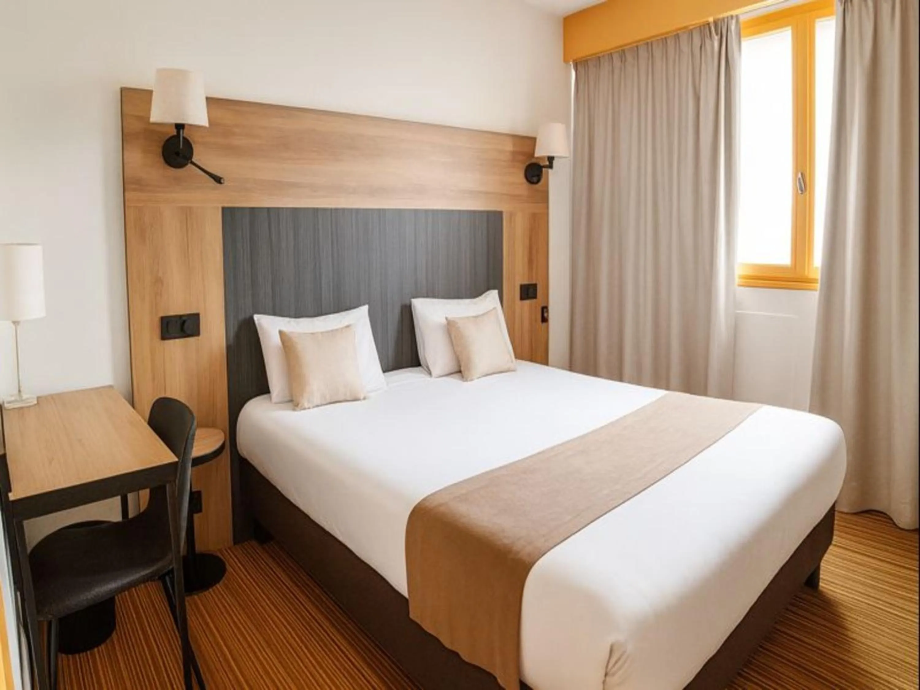 Photo of the whole room, Bed in The Originals City, Hôtel Napoléon, La Roche-sur-Yon