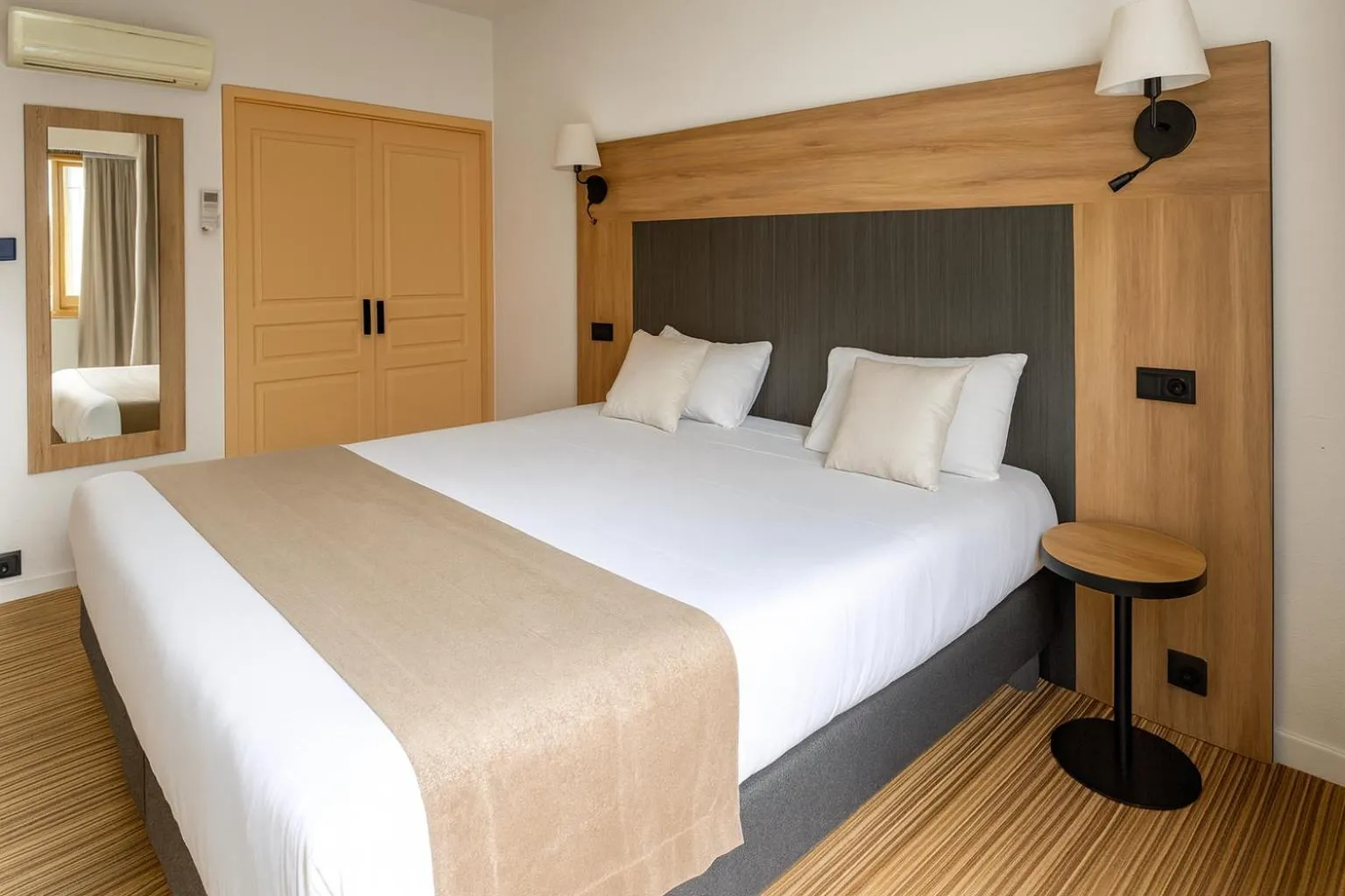 Bedroom, Bed in The Originals City, Hôtel Napoléon, La Roche-sur-Yon