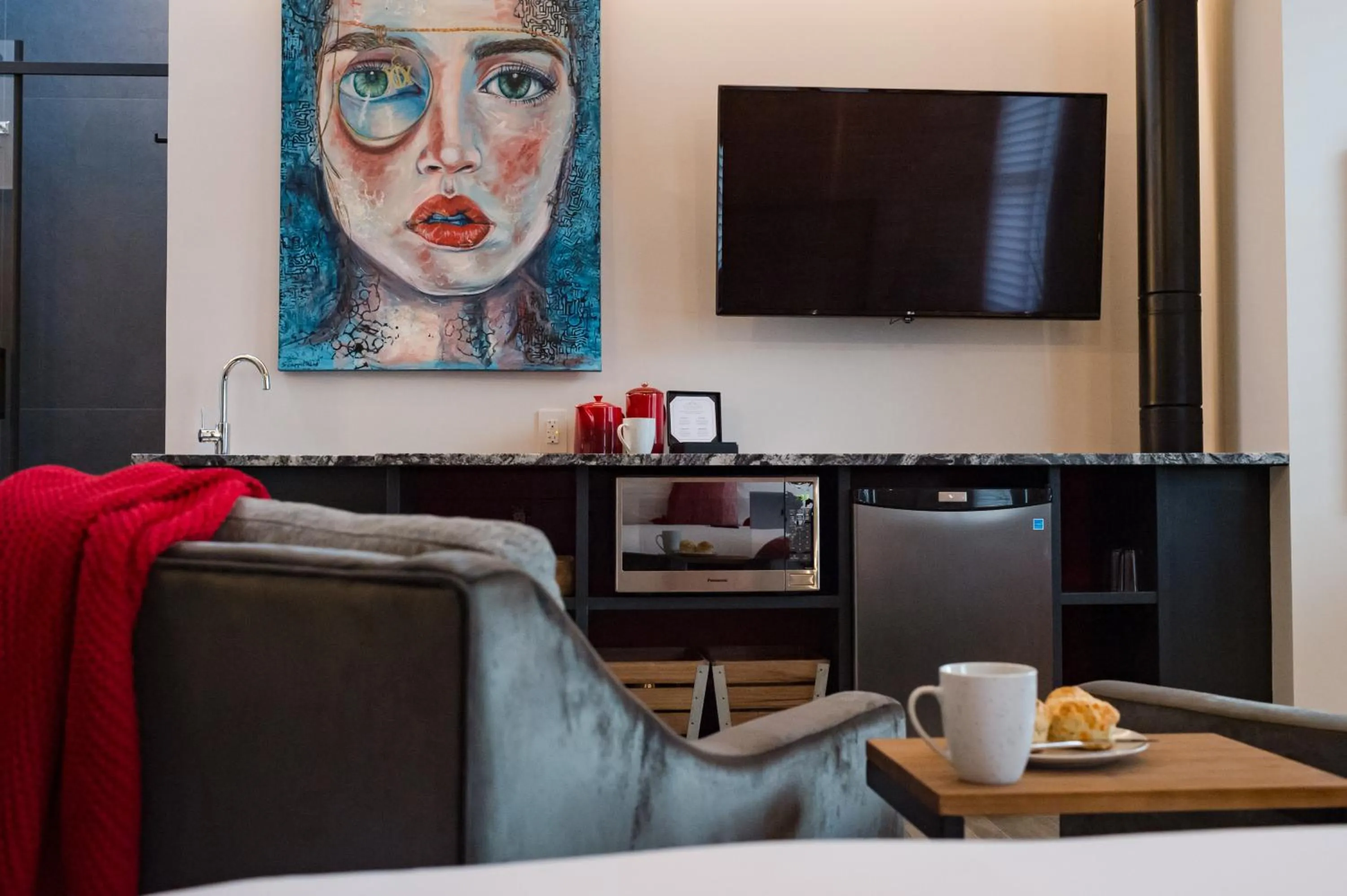 Coffee/tea facilities in 48 King West Boutique Hotel