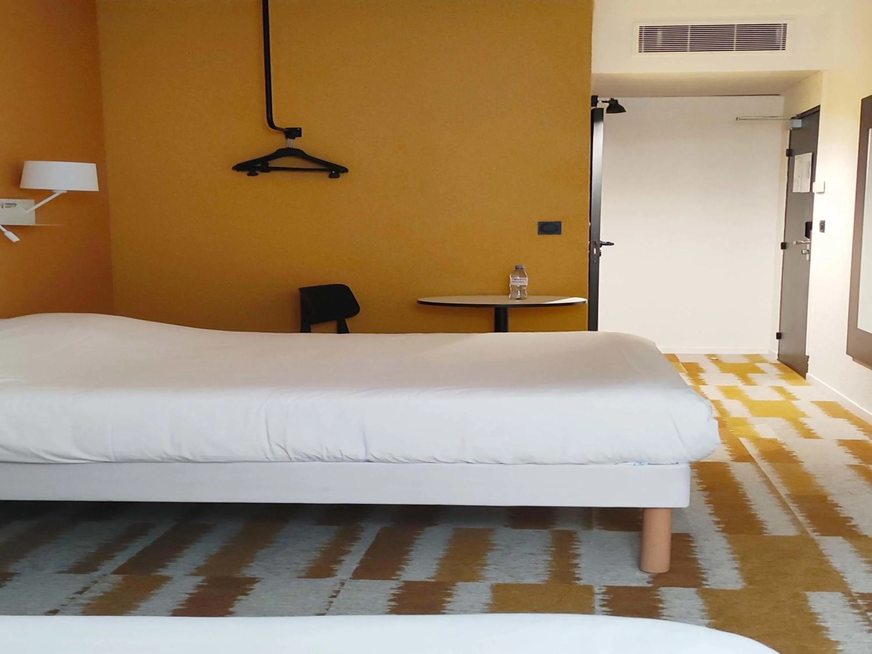 Bedroom, Bed in ibis Styles Massy Opéra