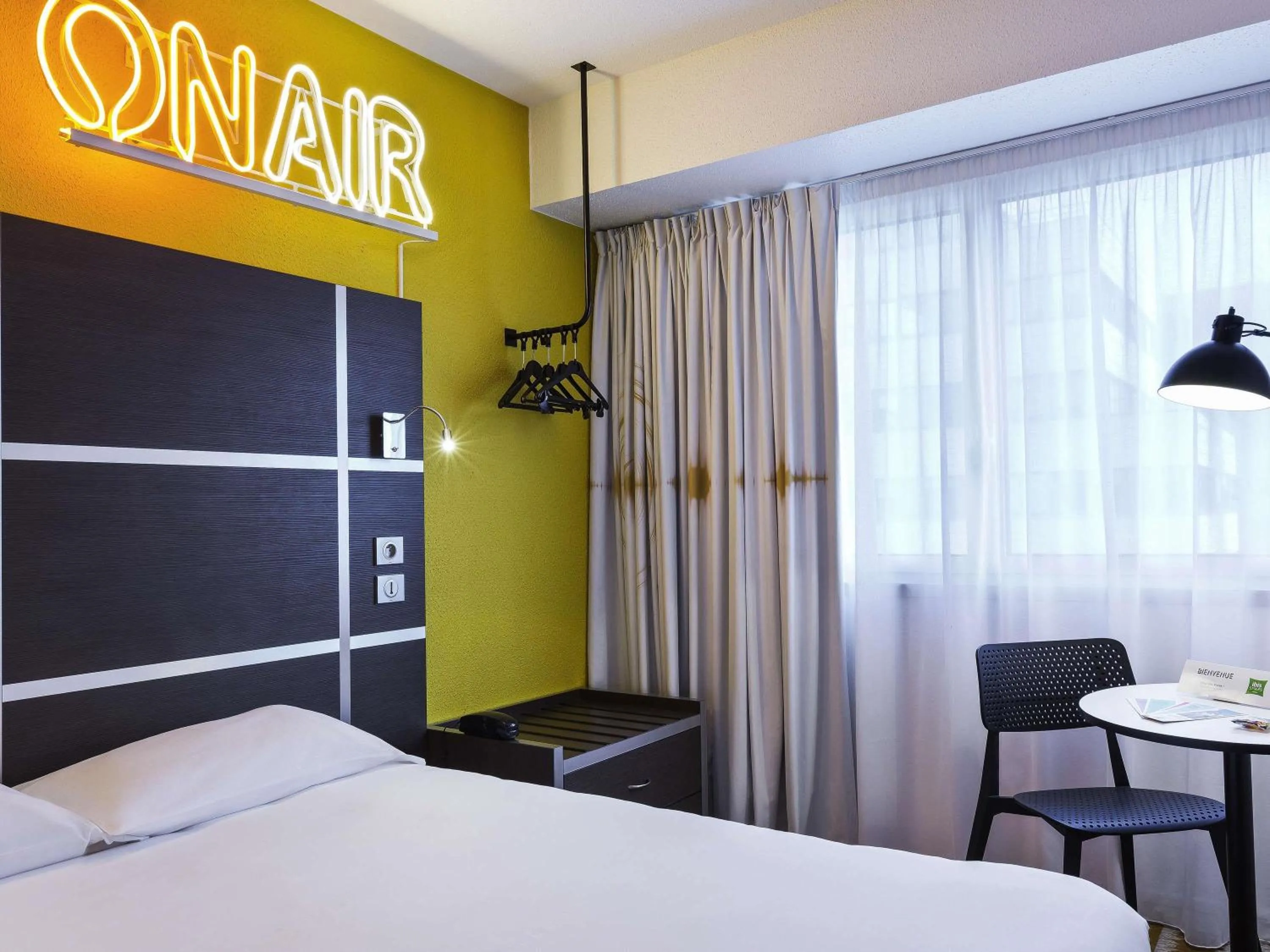 Bedroom, Bed in ibis Styles Massy Opéra