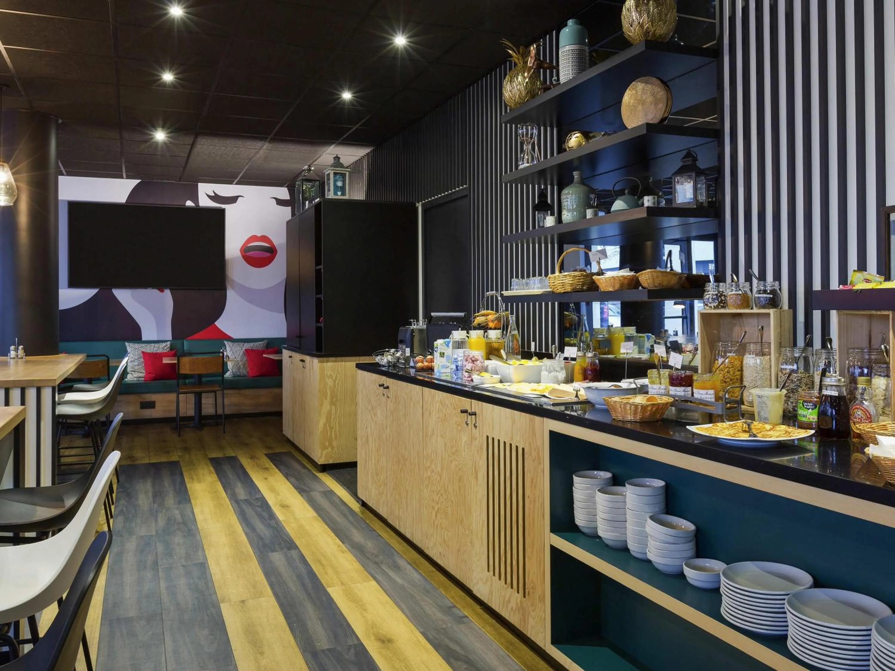 Restaurant/places to eat in ibis Styles Massy Opéra