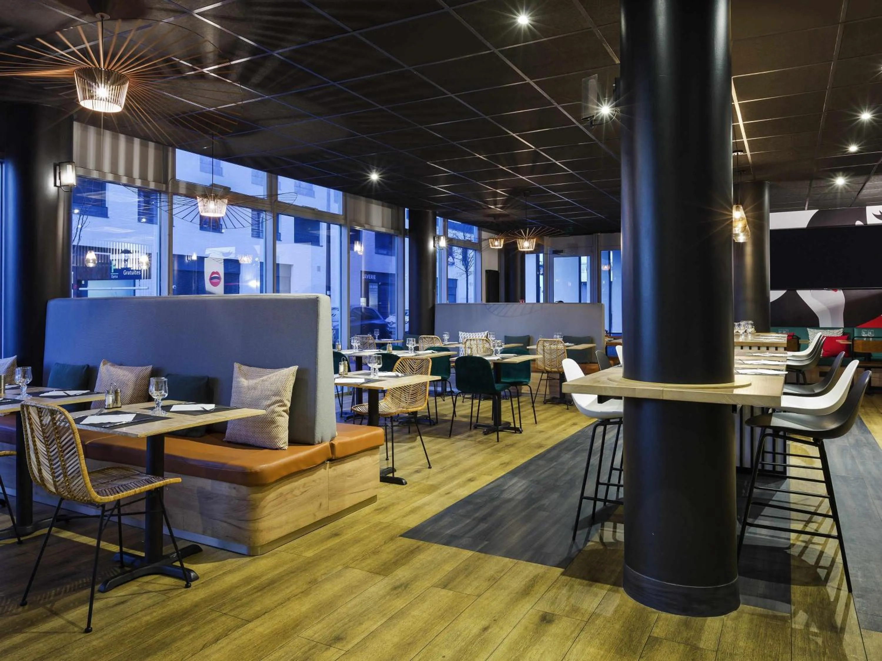 Restaurant/places to eat in ibis Styles Massy Opéra