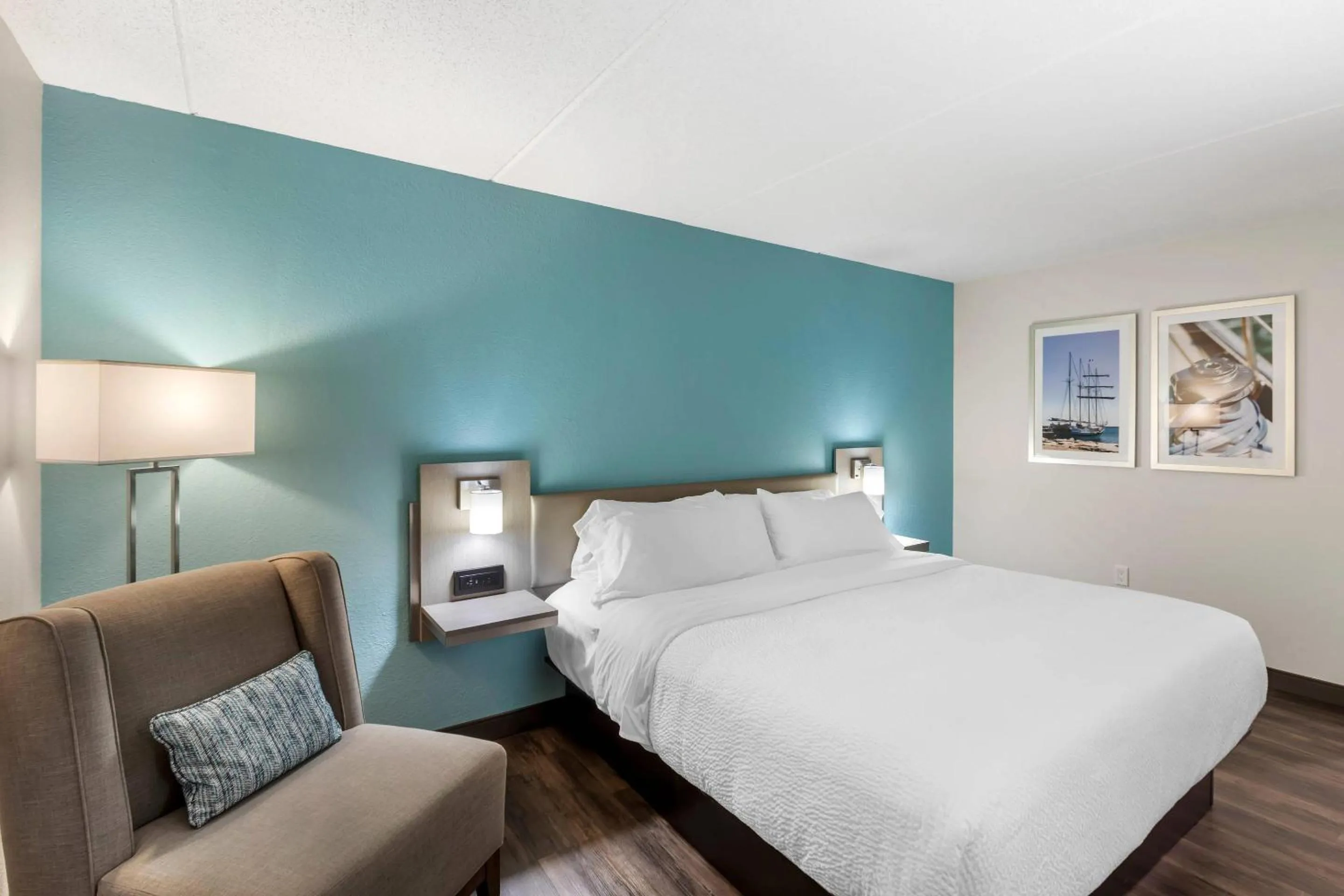 Bedroom, Bed in The Harborview on Lake Michigan, Ascend Hotel Collection