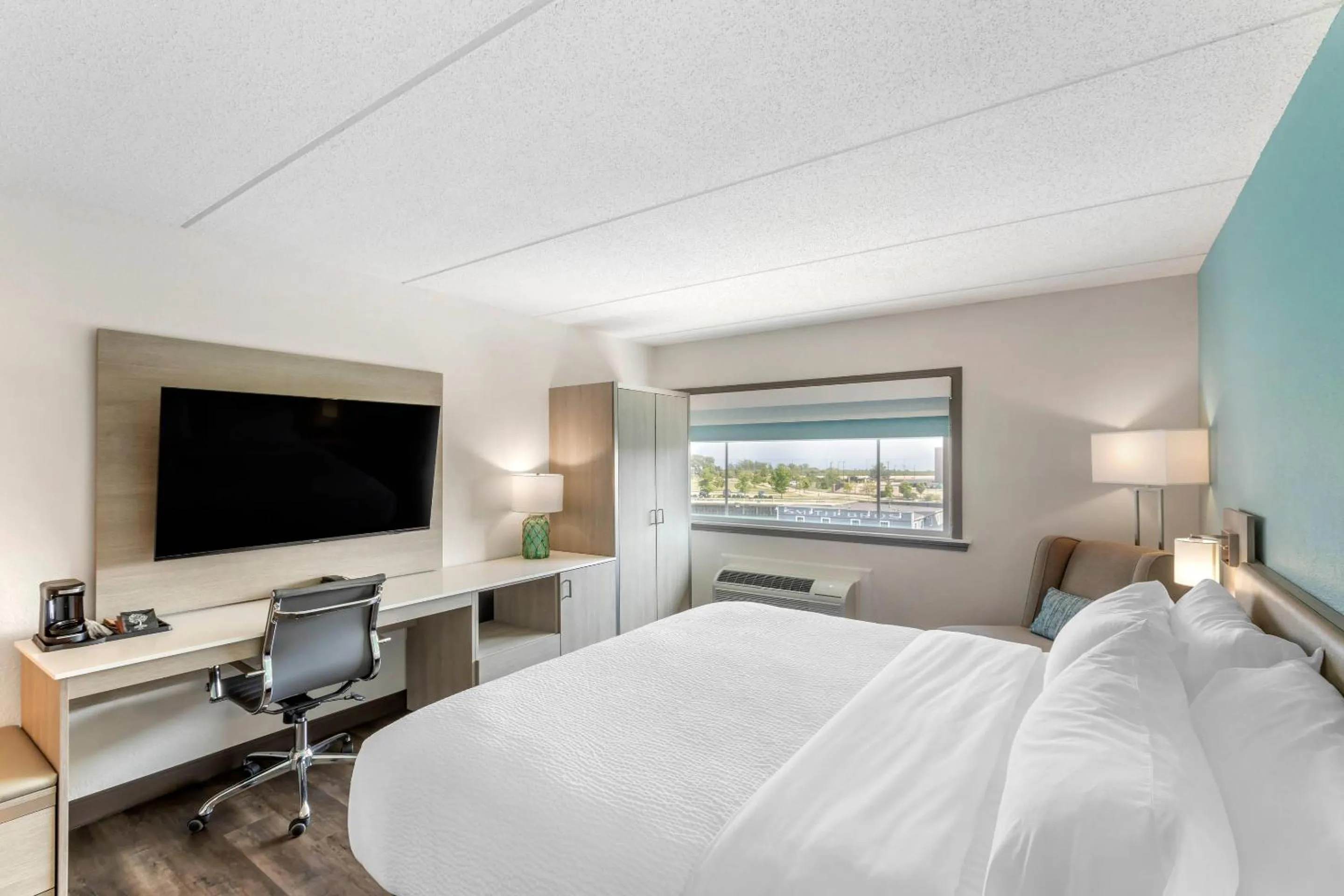 Bedroom, Bed in The Harborview on Lake Michigan, Ascend Hotel Collection