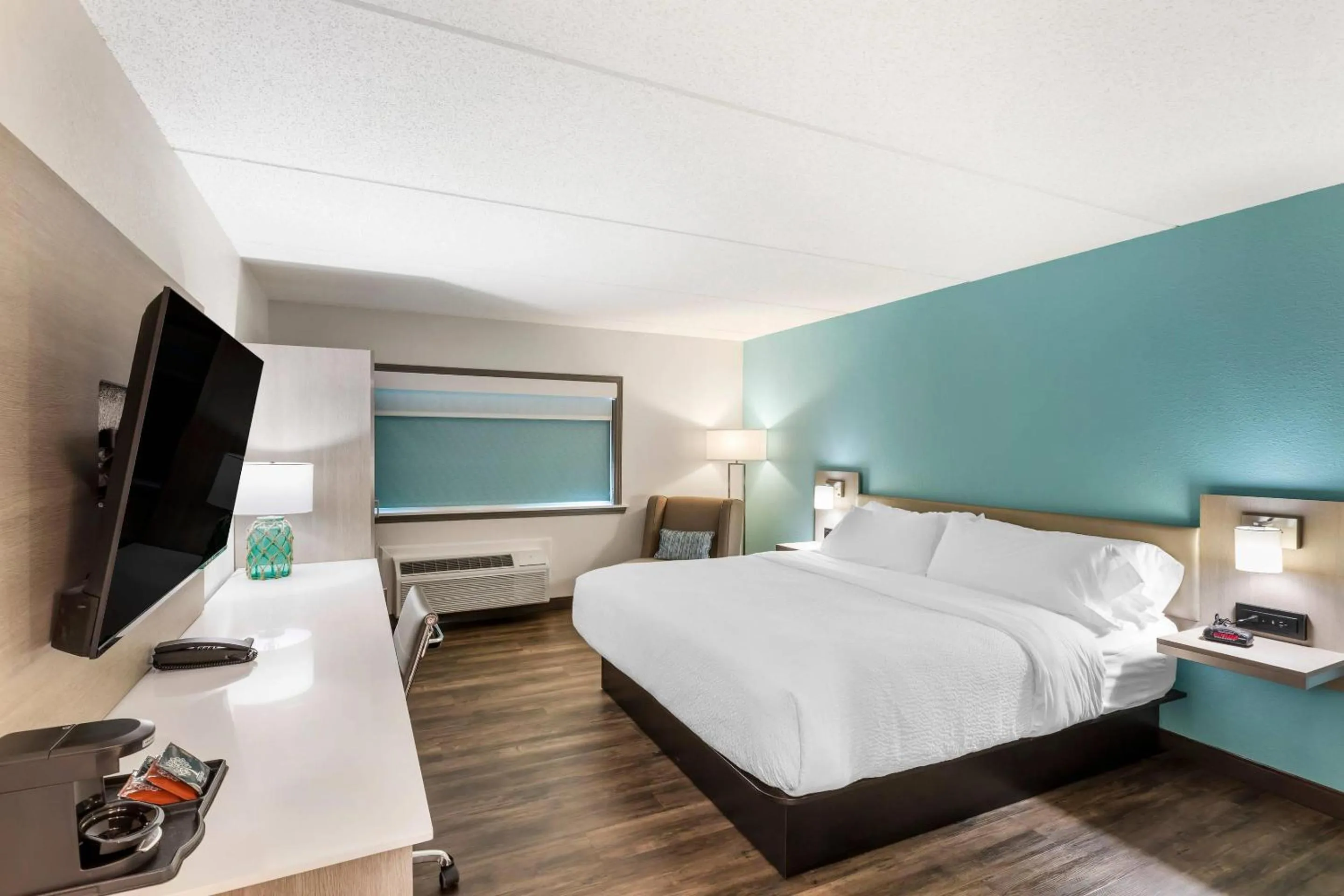 Bedroom, Bed in The Harborview on Lake Michigan, Ascend Hotel Collection