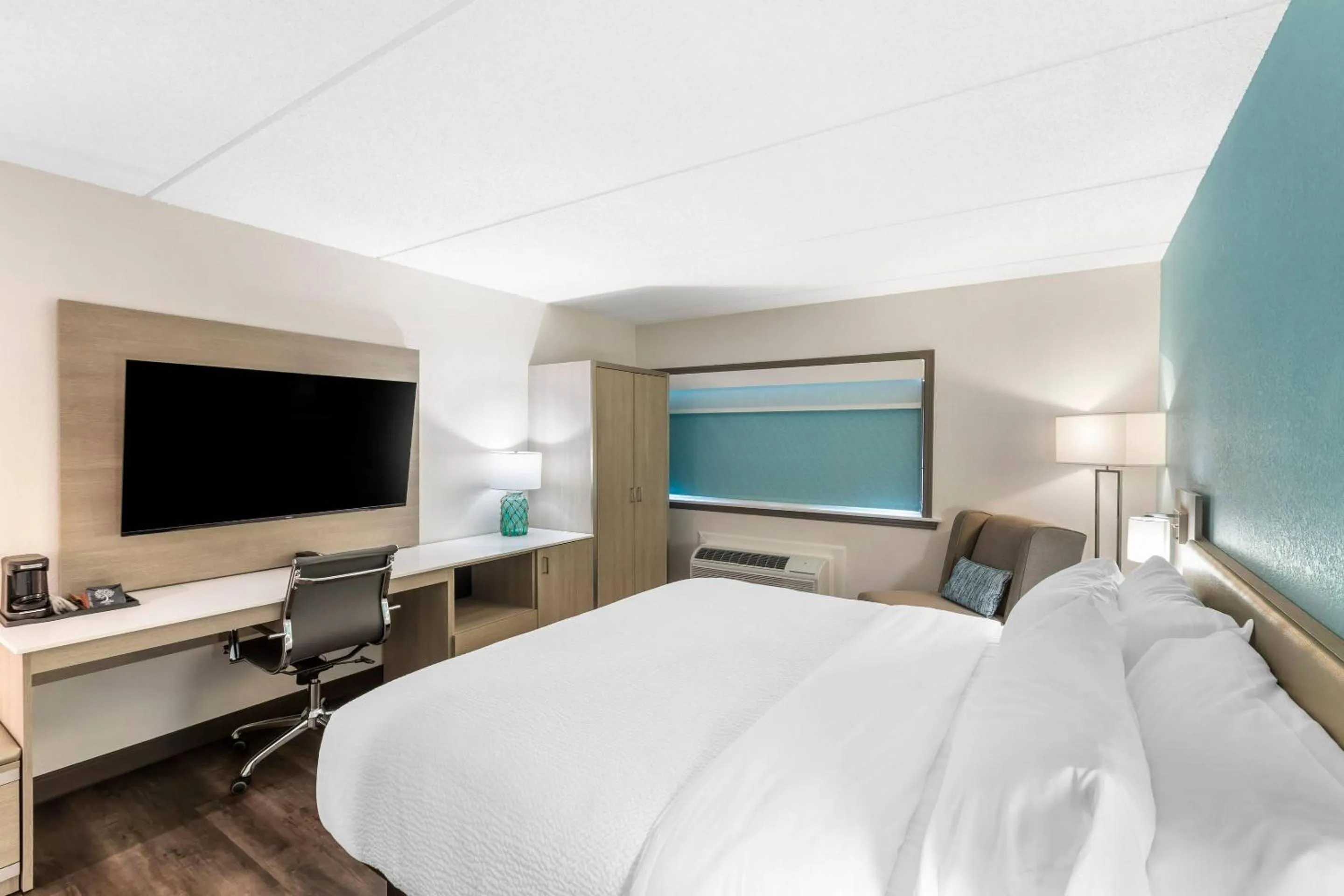 Bedroom, Bed in The Harborview on Lake Michigan, Ascend Hotel Collection
