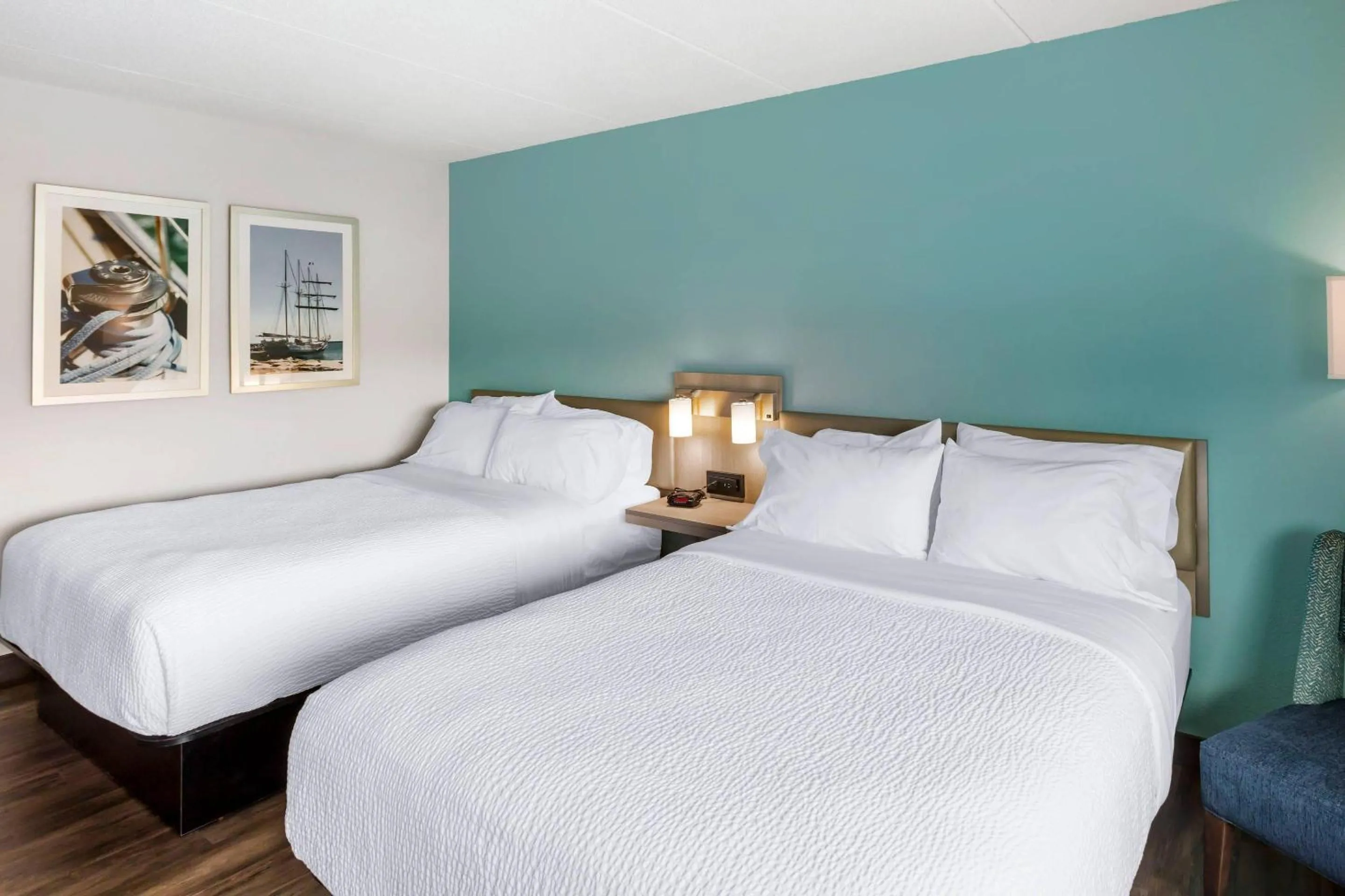 Bedroom, Bed in The Harborview on Lake Michigan, Ascend Hotel Collection