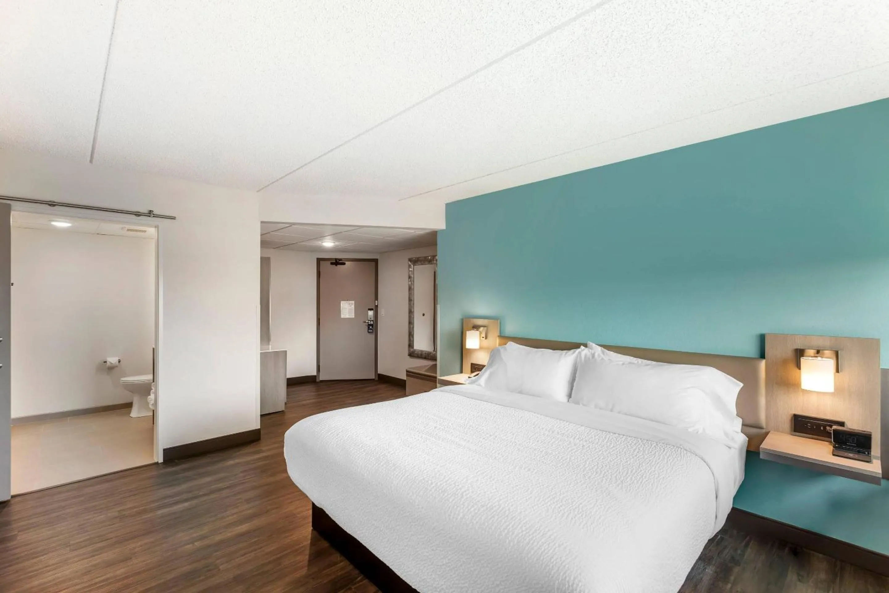 Bedroom, Bed in The Harborview on Lake Michigan, Ascend Hotel Collection