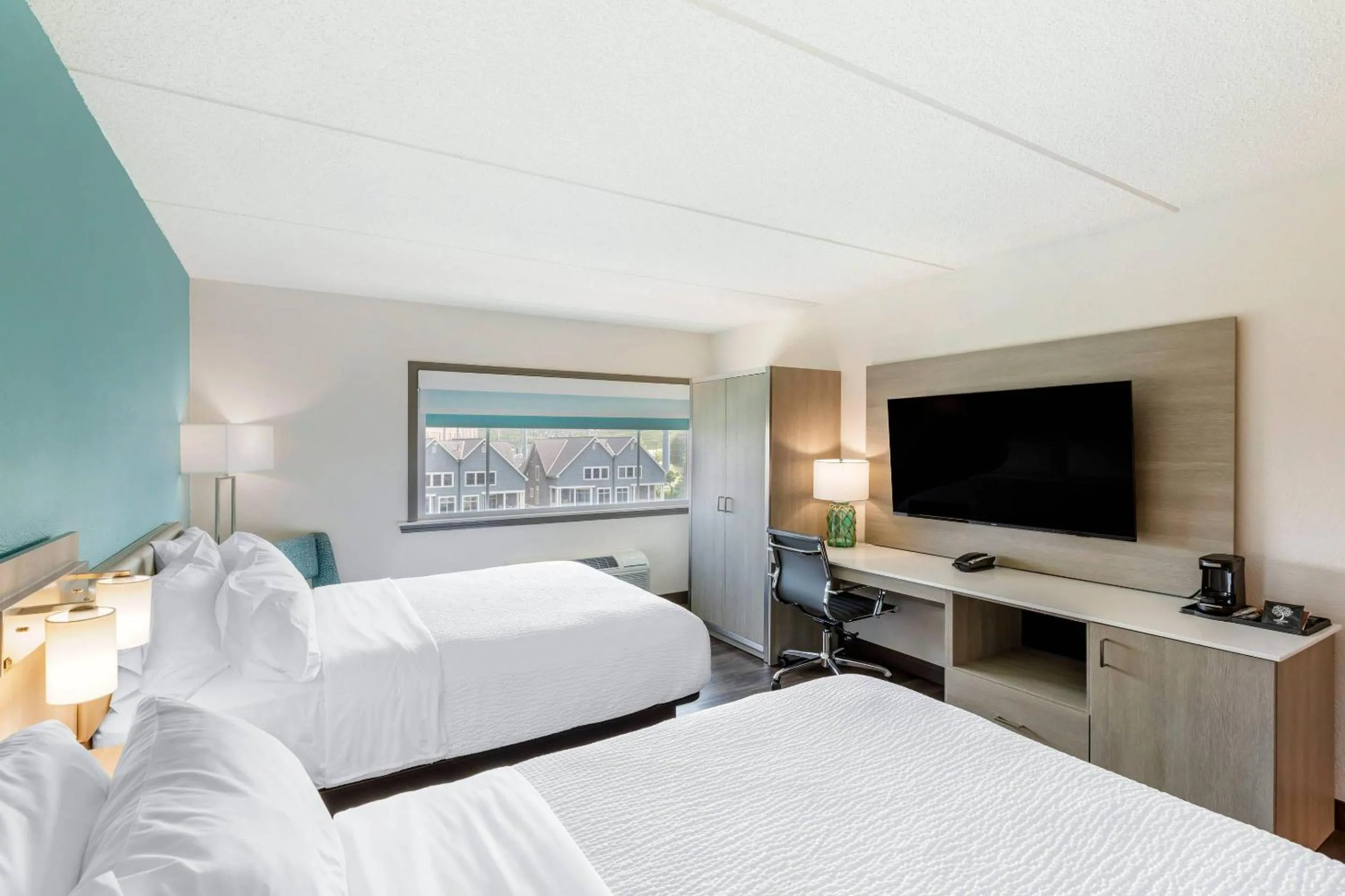 Bedroom, Bed in The Harborview on Lake Michigan, Ascend Hotel Collection
