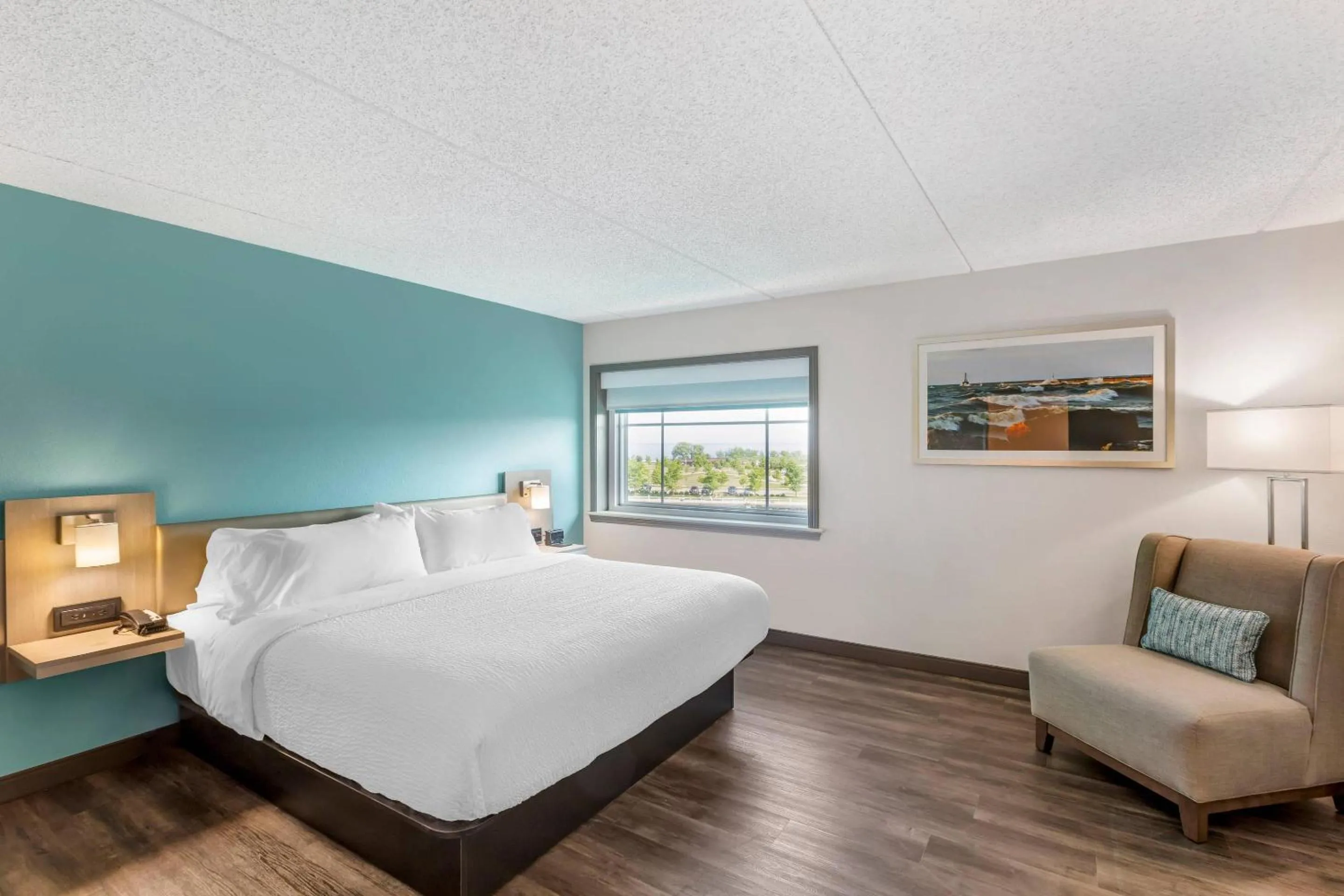 Bedroom, Bed in The Harborview on Lake Michigan, Ascend Hotel Collection