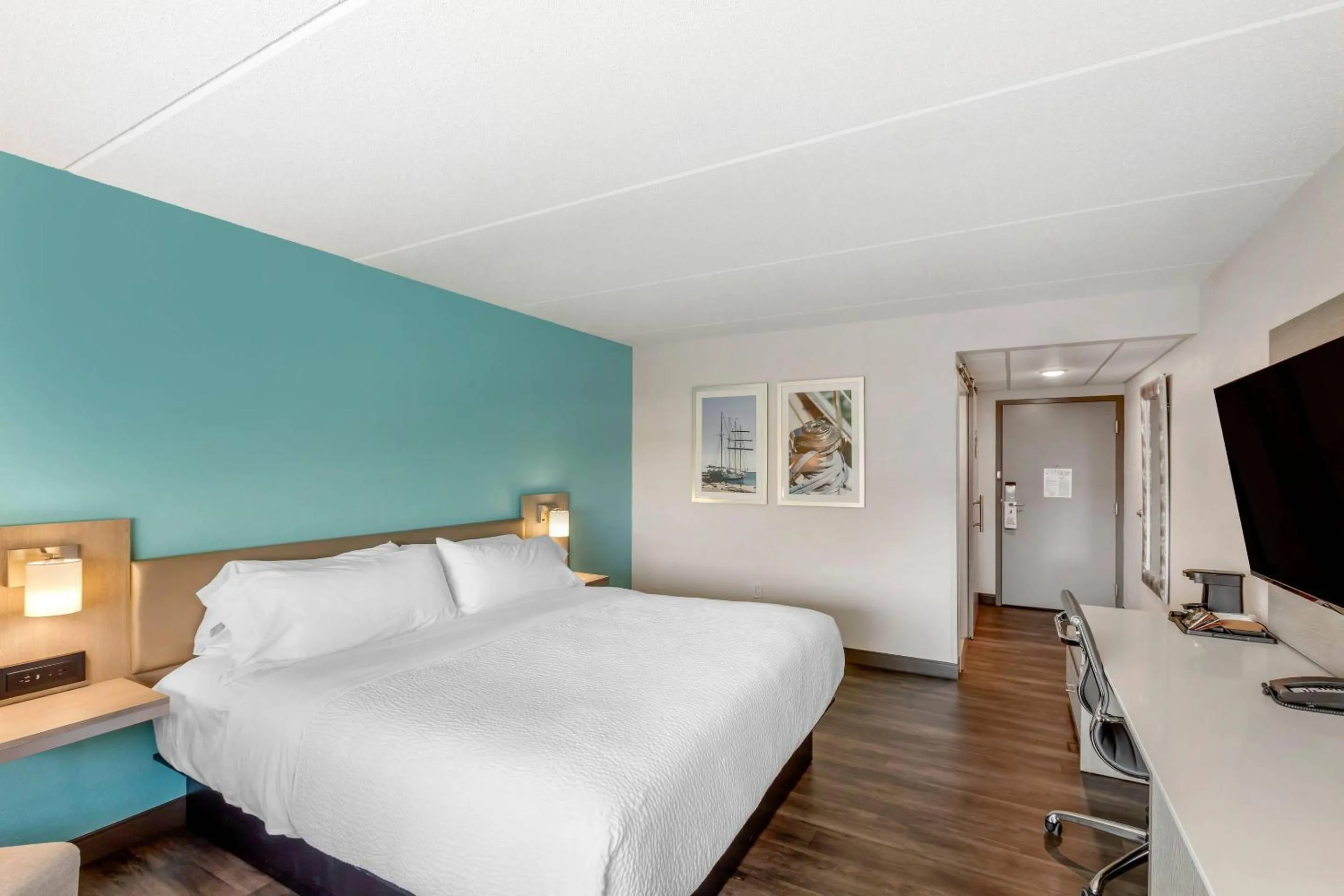 Bedroom, Bed in The Harborview on Lake Michigan, Ascend Hotel Collection