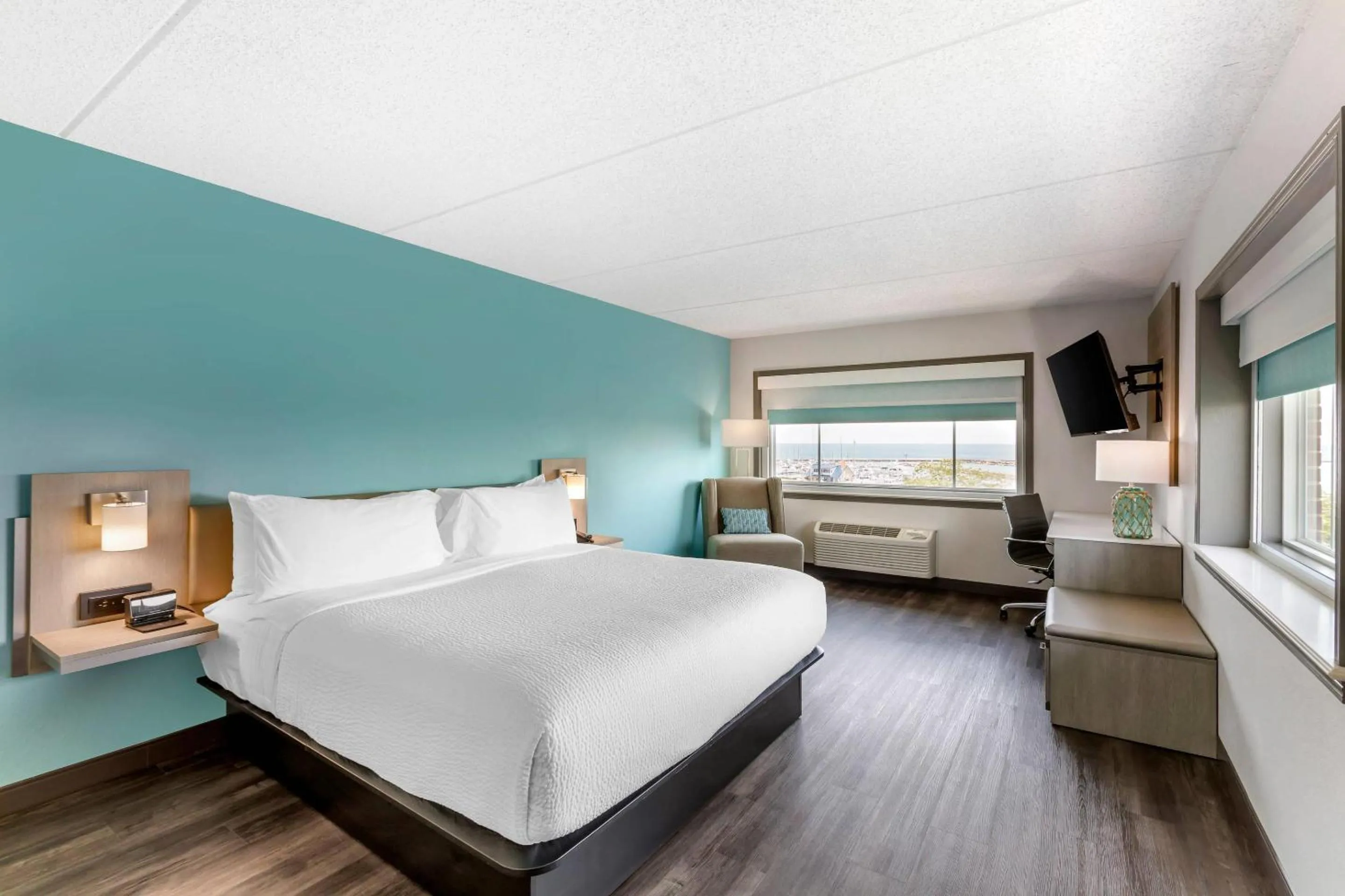 Bedroom, Bed in The Harborview on Lake Michigan, Ascend Hotel Collection