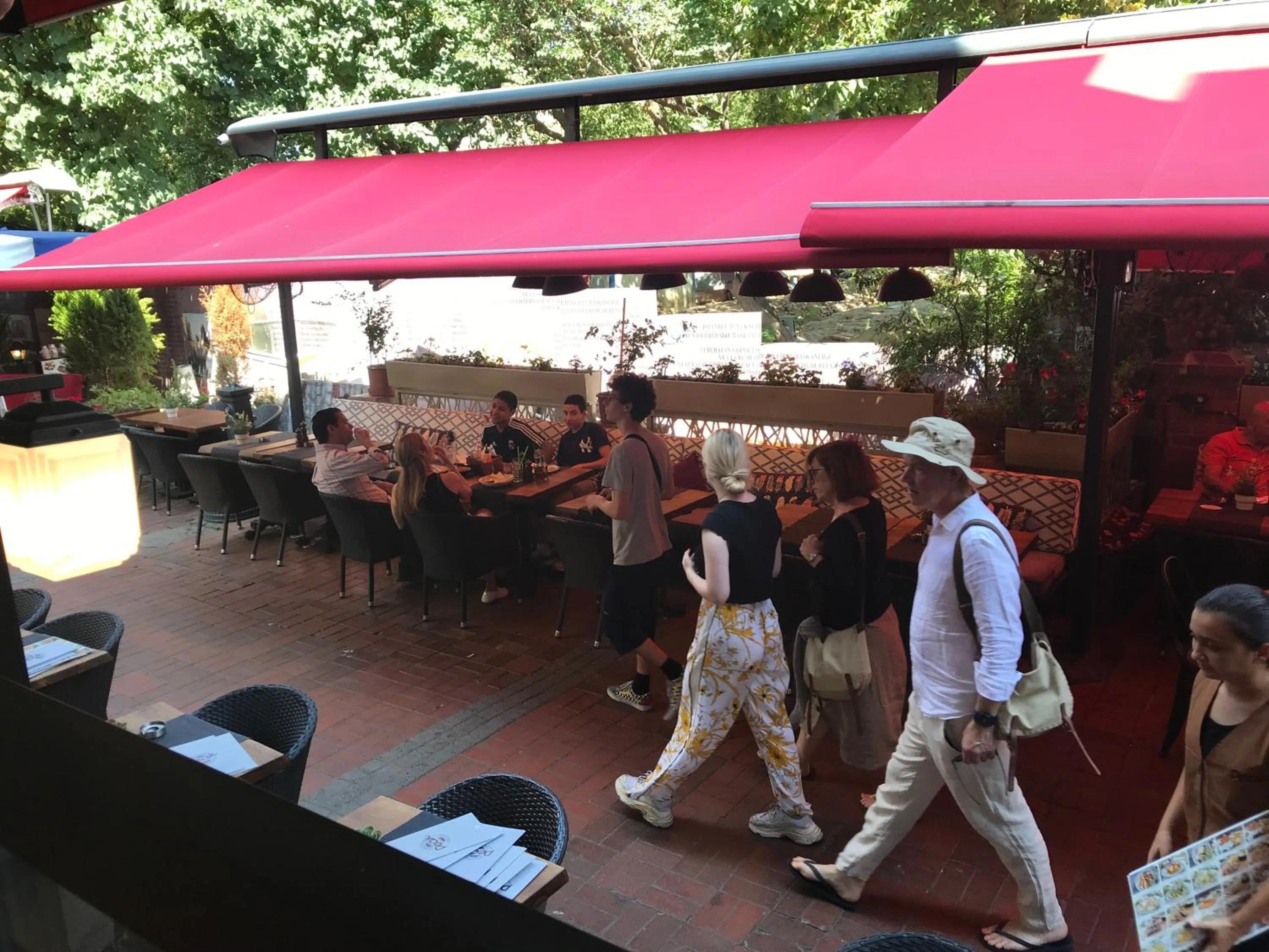 Restaurant/places to eat in Old Port Hotel Suit