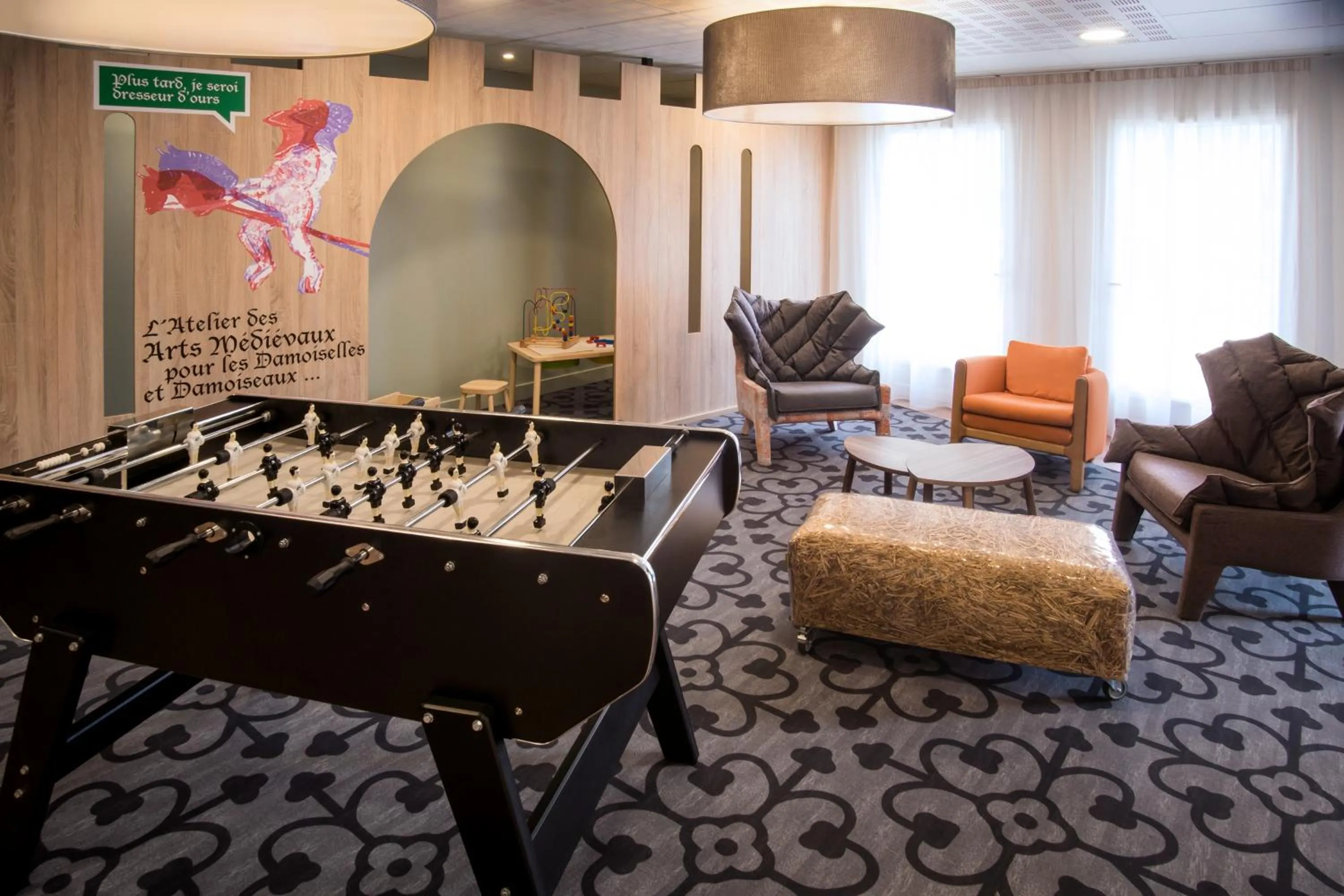 Communal lounge/ TV room in ibis Styles Carcassonne La Cité