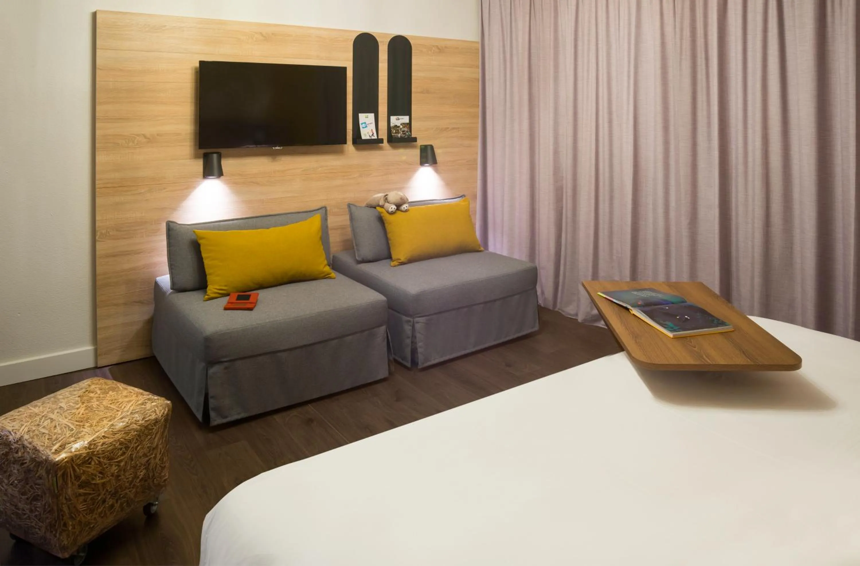 Photo of the whole room, Bed in ibis Styles Carcassonne La Cité