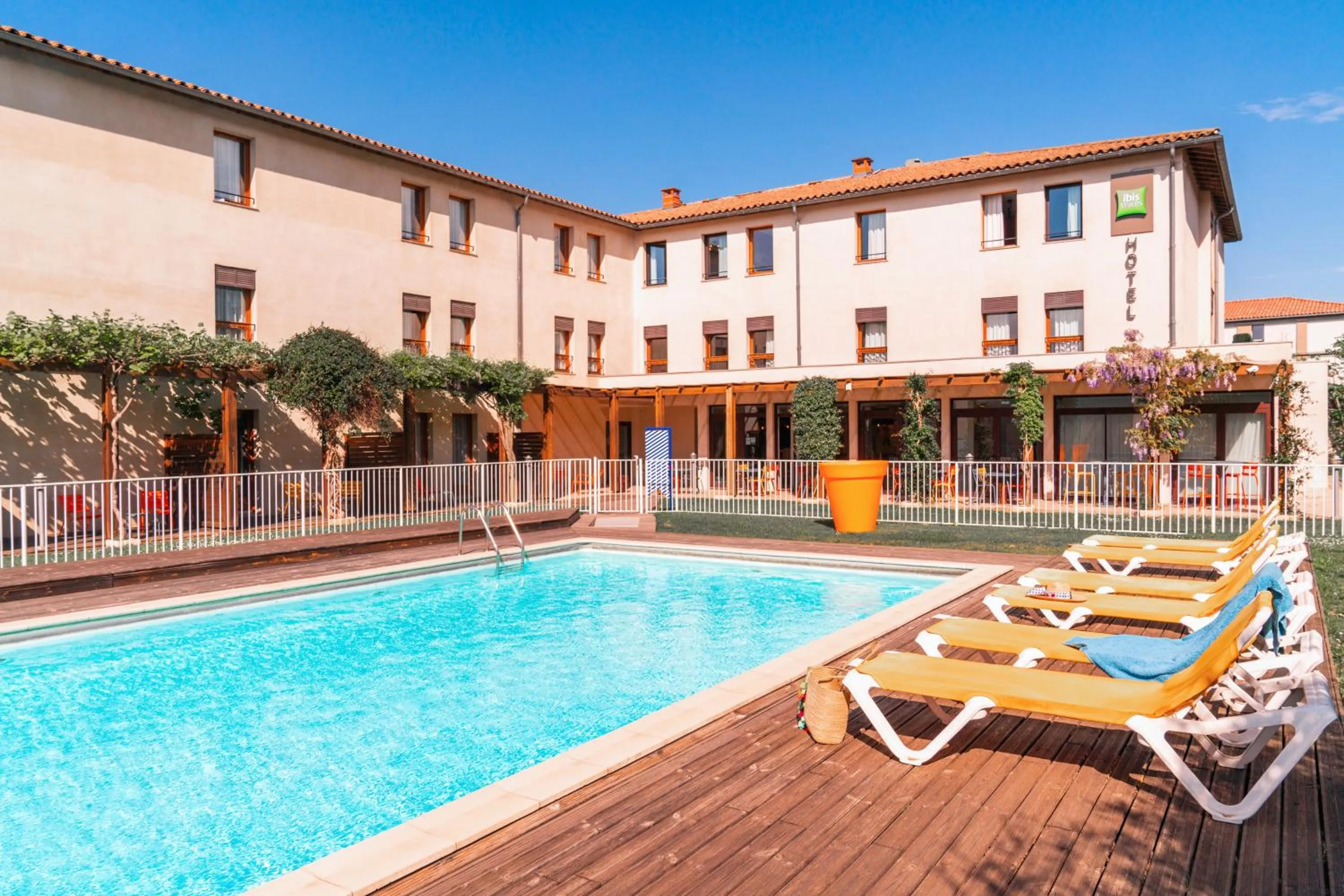 Garden in ibis Styles Carcassonne La Cité