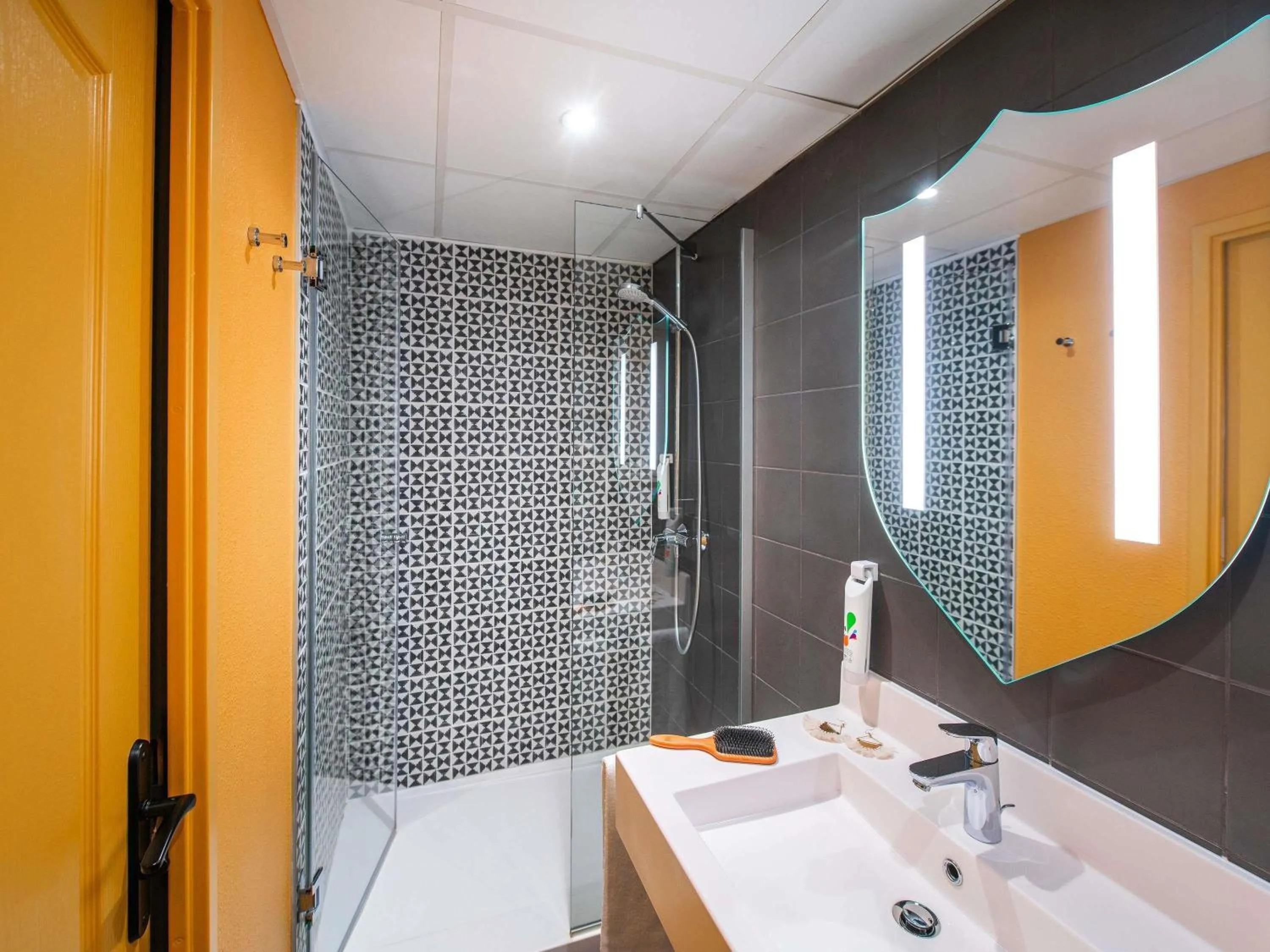 Bedroom in ibis Styles Carcassonne La Cité