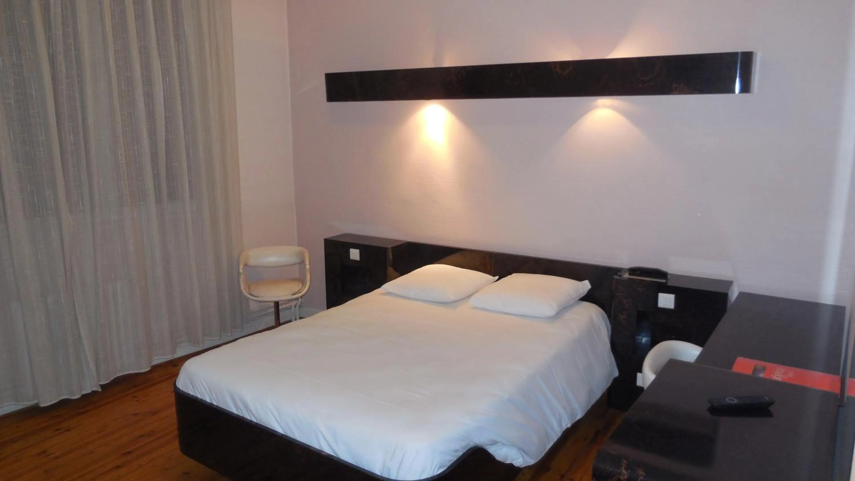 Balcony/Terrace, Bed in Logis Hotel Restaurant des Voyageurs