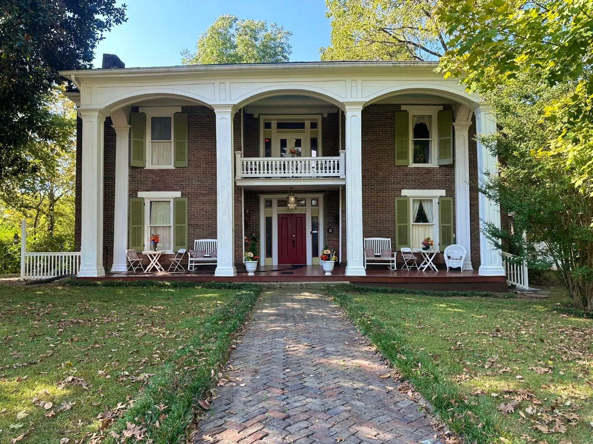 Facade/entrance in Belmont Inn