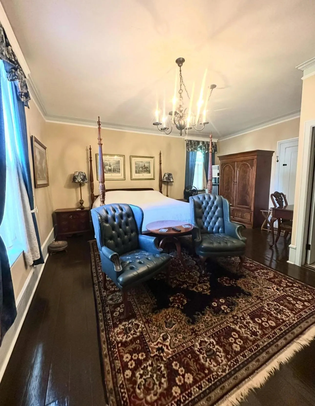 Seating area in Belmont Inn