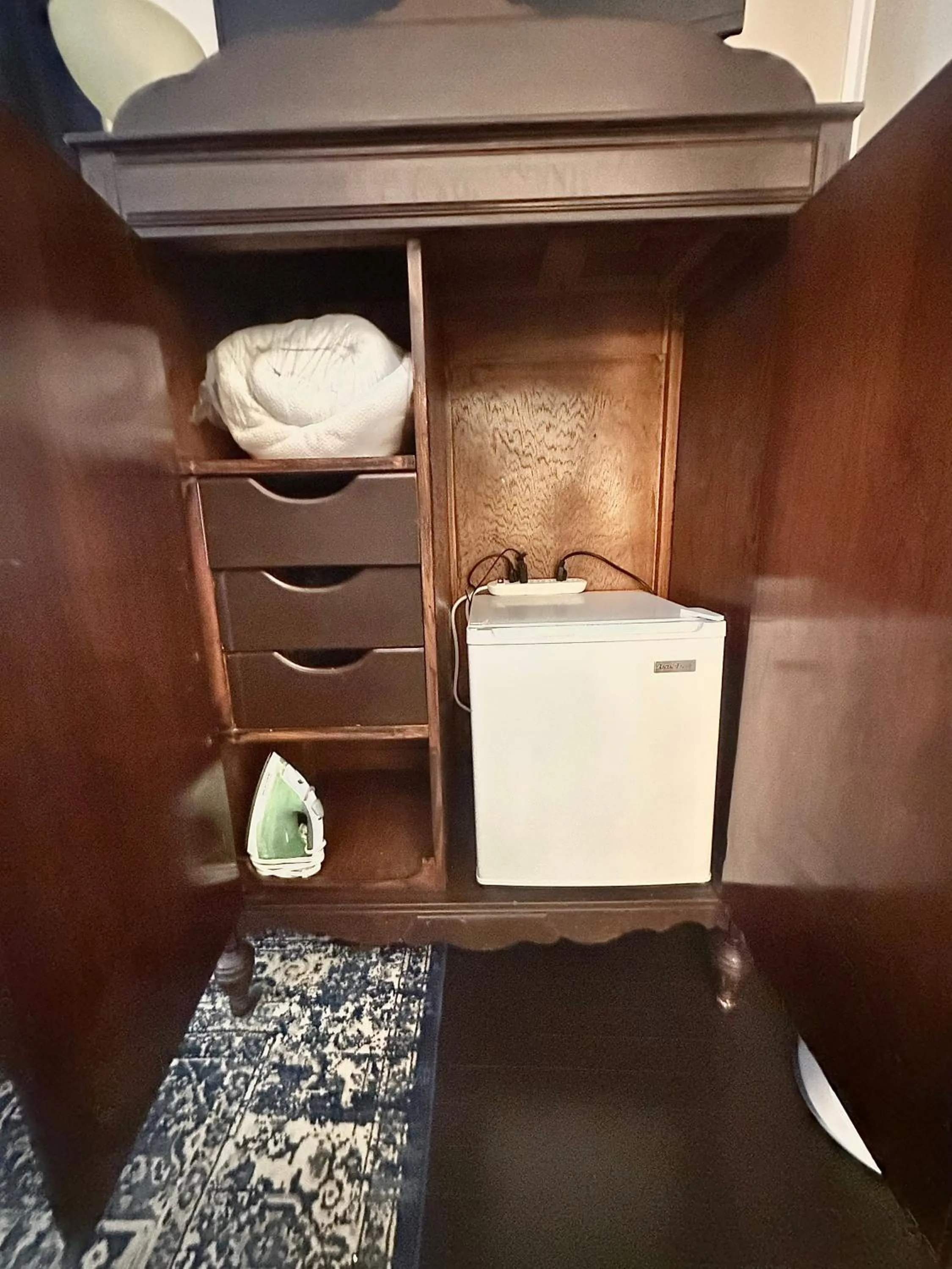 wardrobe in Belmont Inn