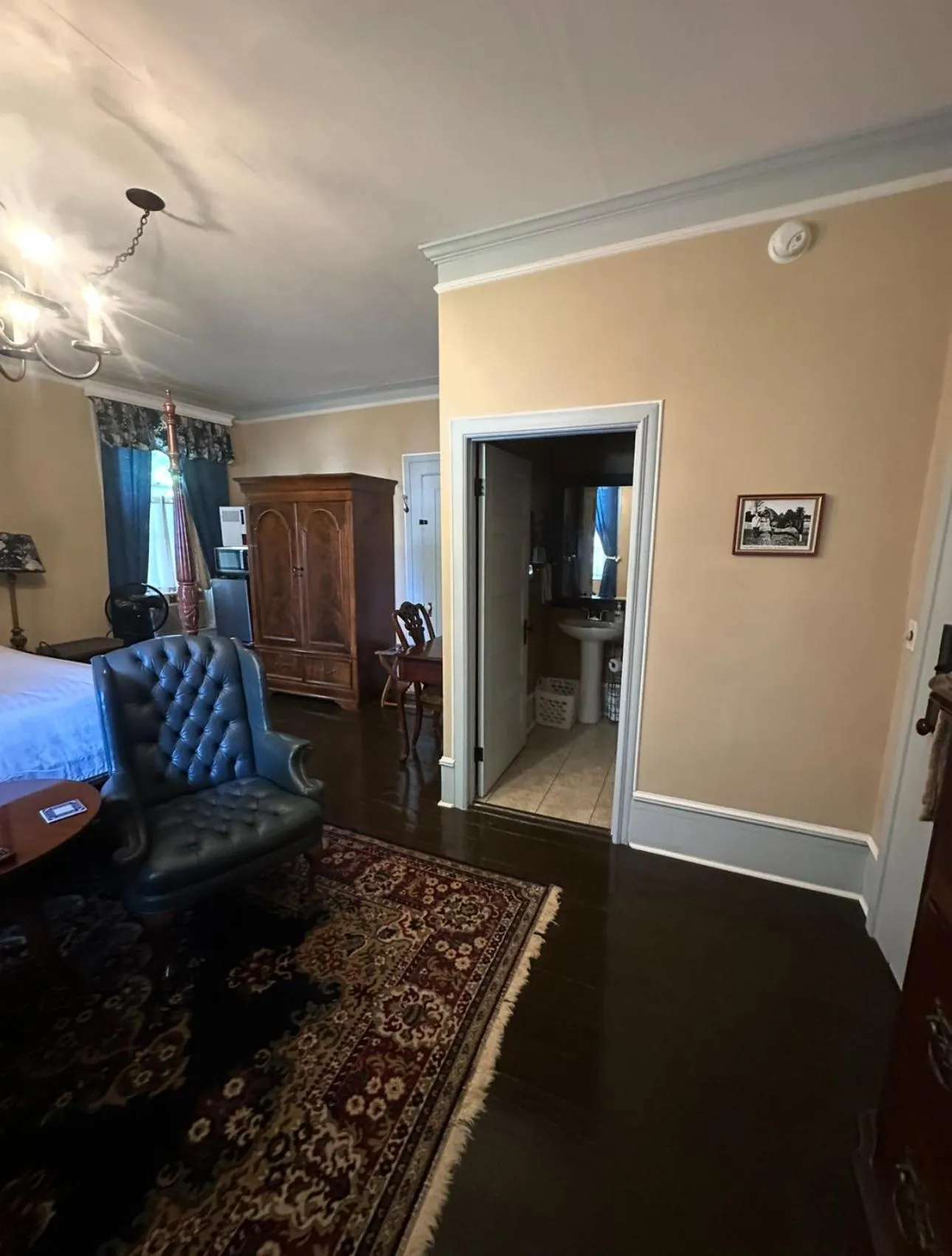 Photo of the whole room in Belmont Inn