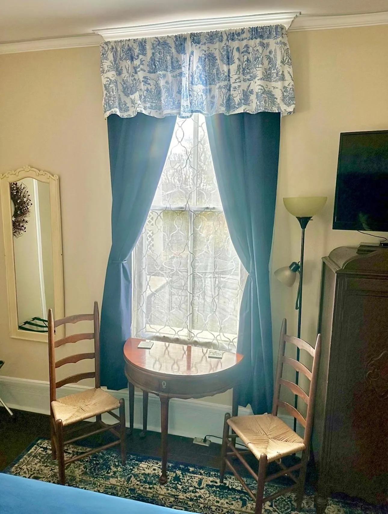 Seating area in Belmont Inn