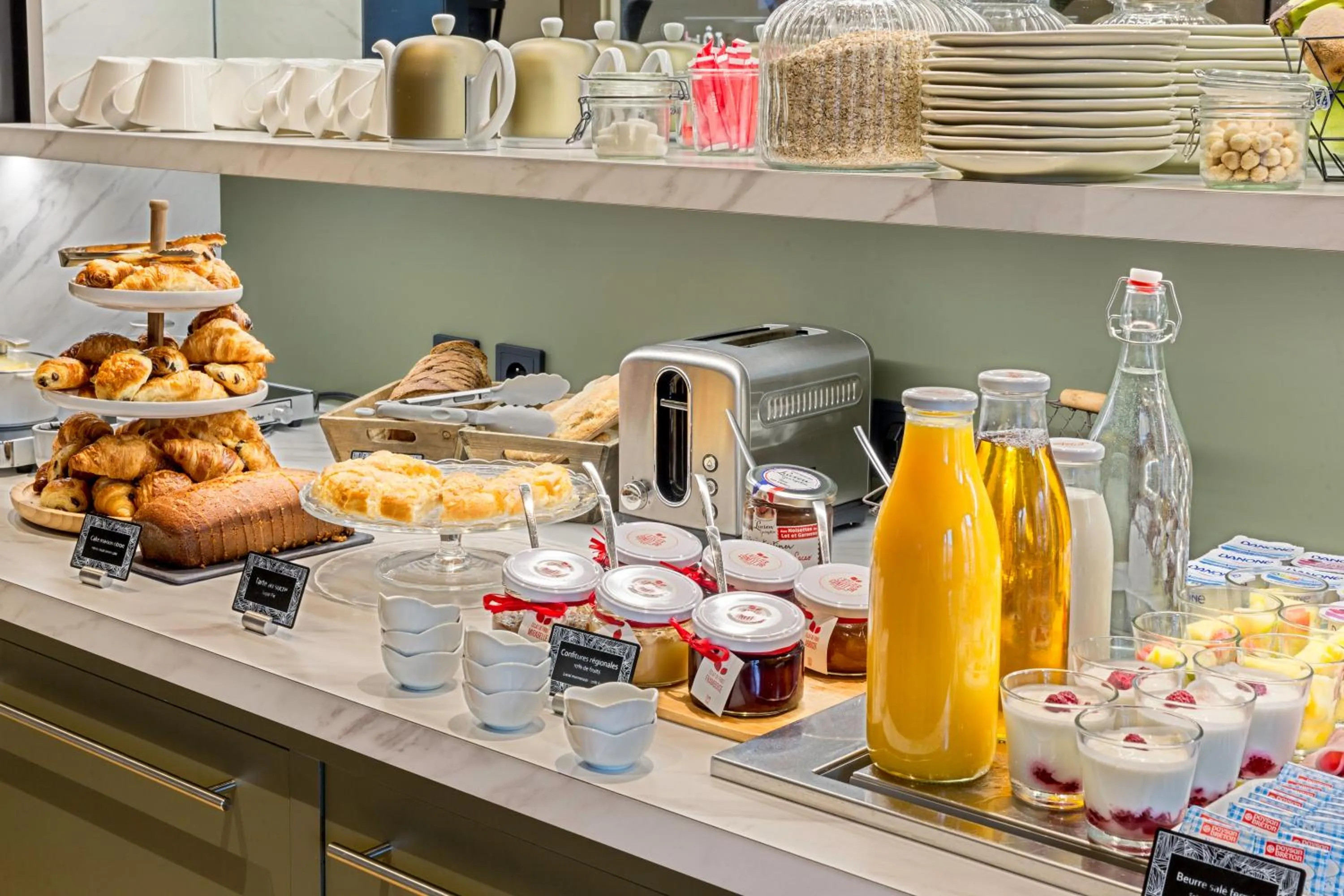 Buffet breakfast in La Valiz