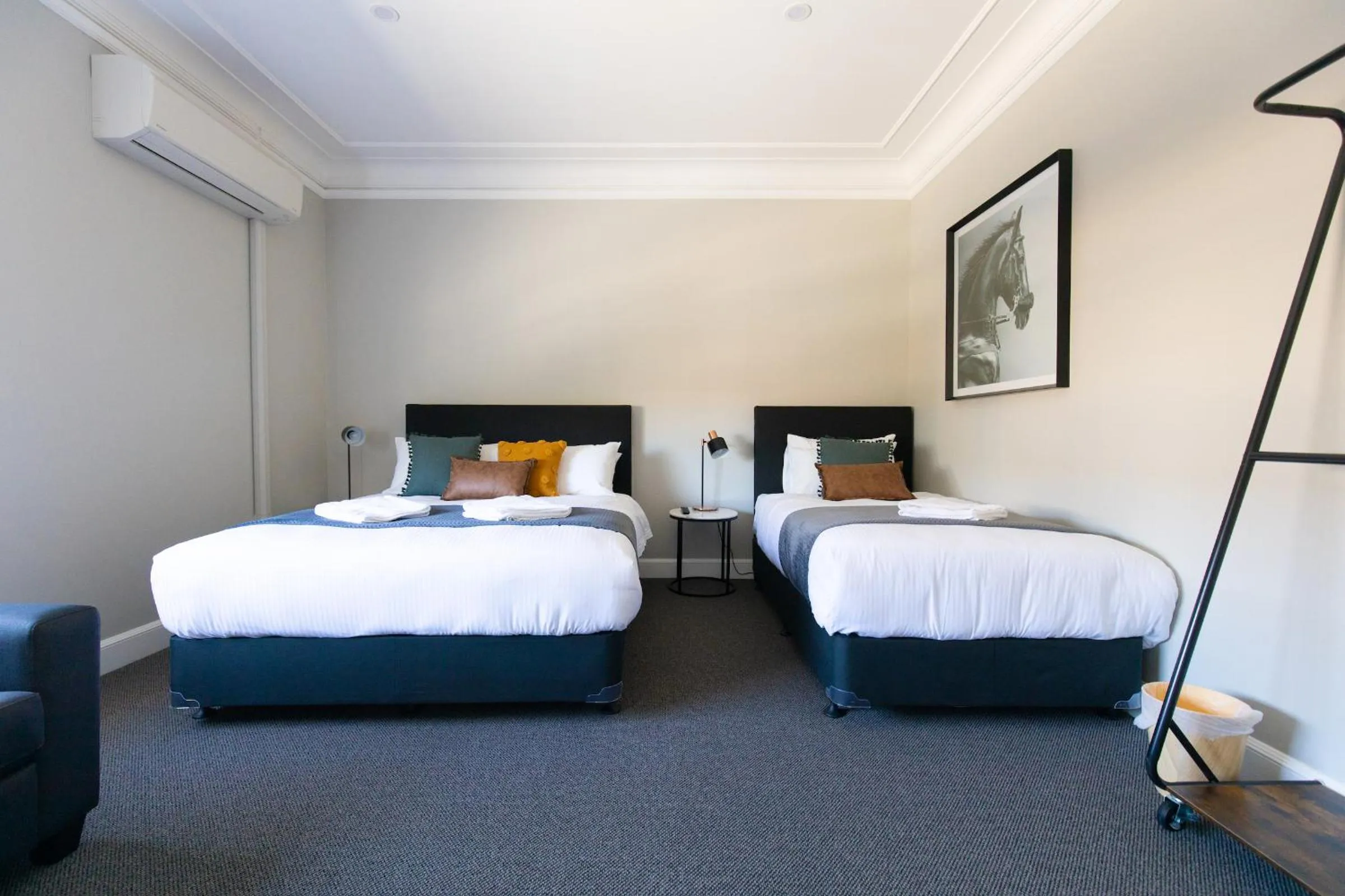 Bed in Horse and Jockey Hotel Homebush