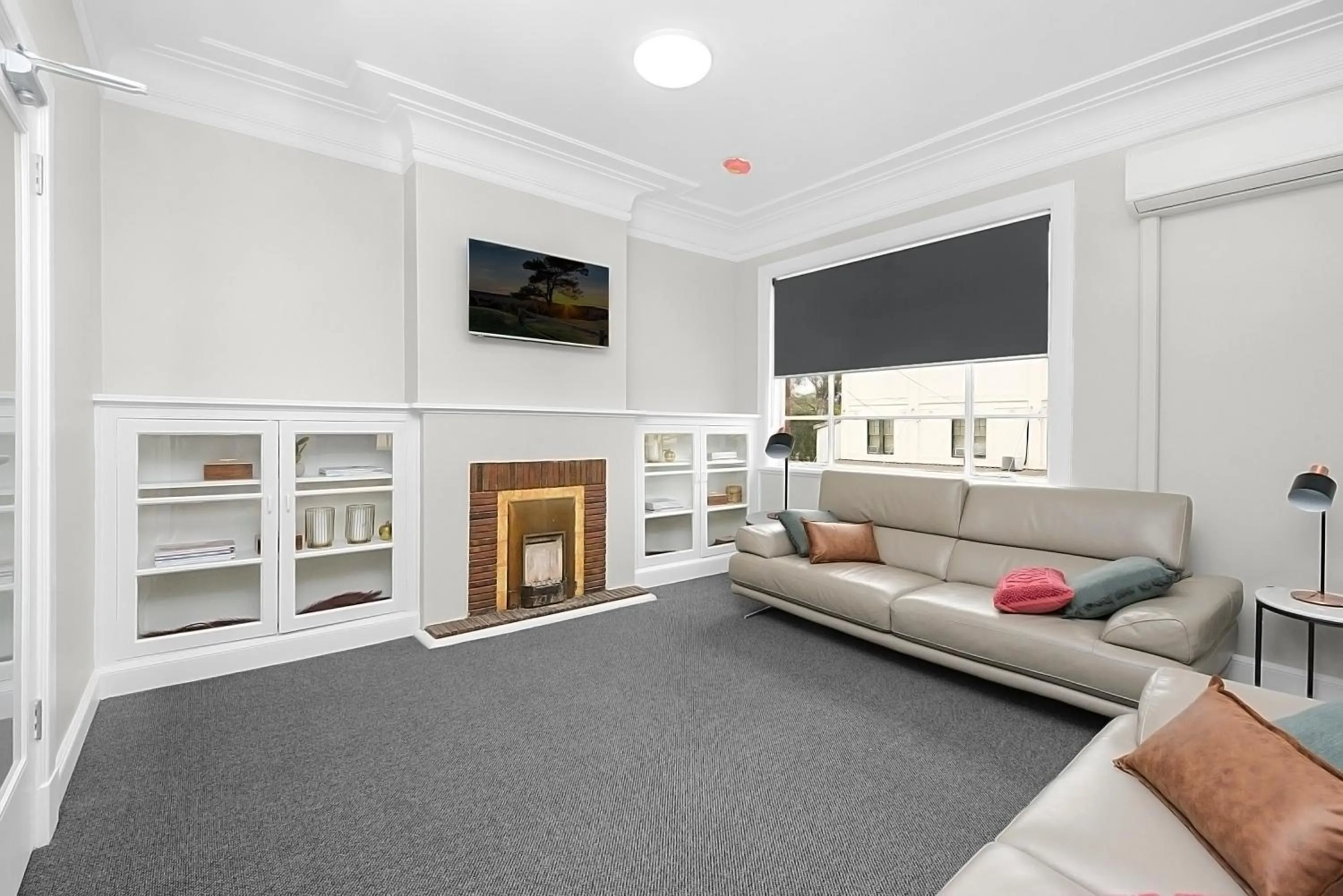 Communal lounge/ TV room, Bed in Horse and Jockey Hotel Homebush