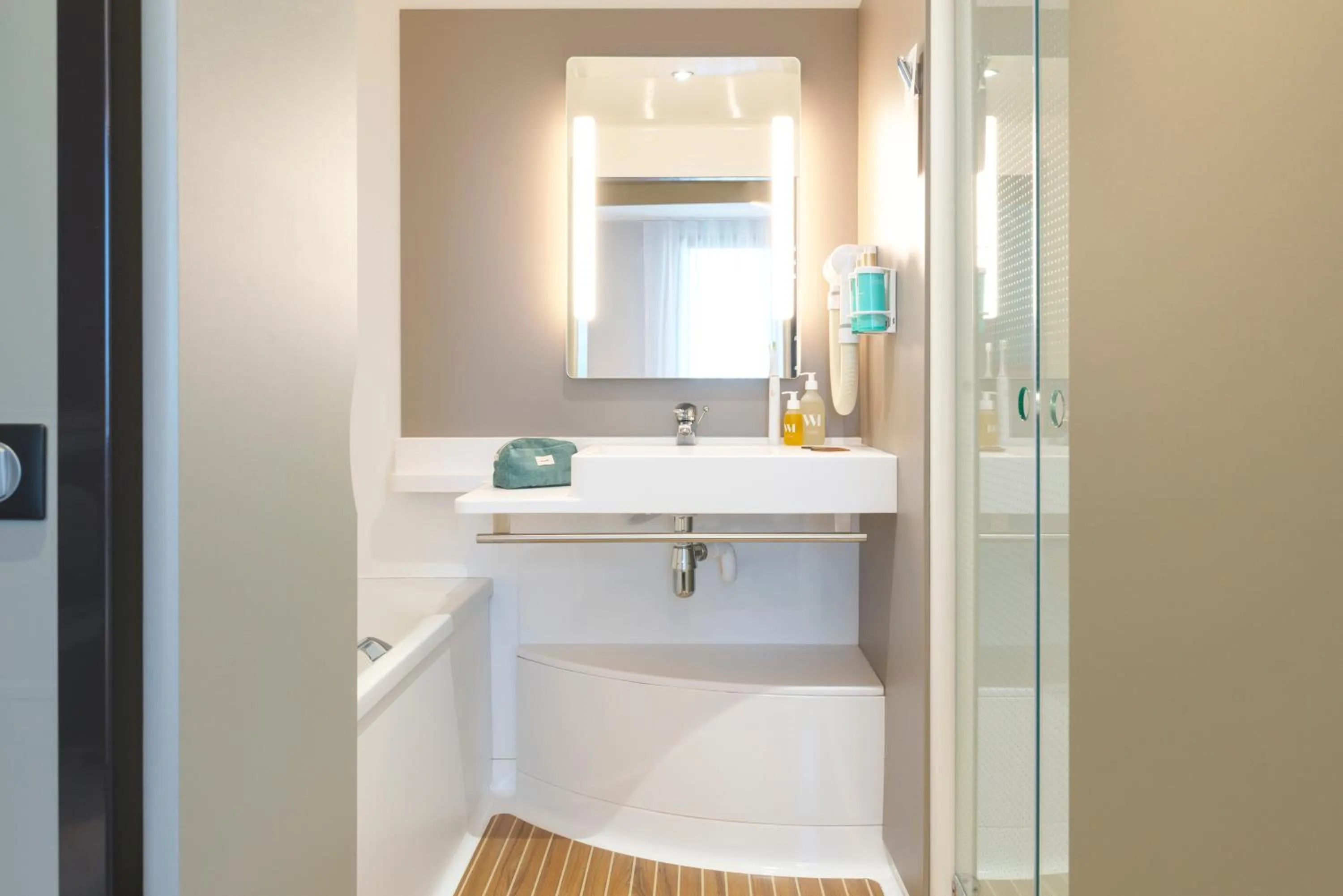 Shower in Novotel Suites Nancy Centre